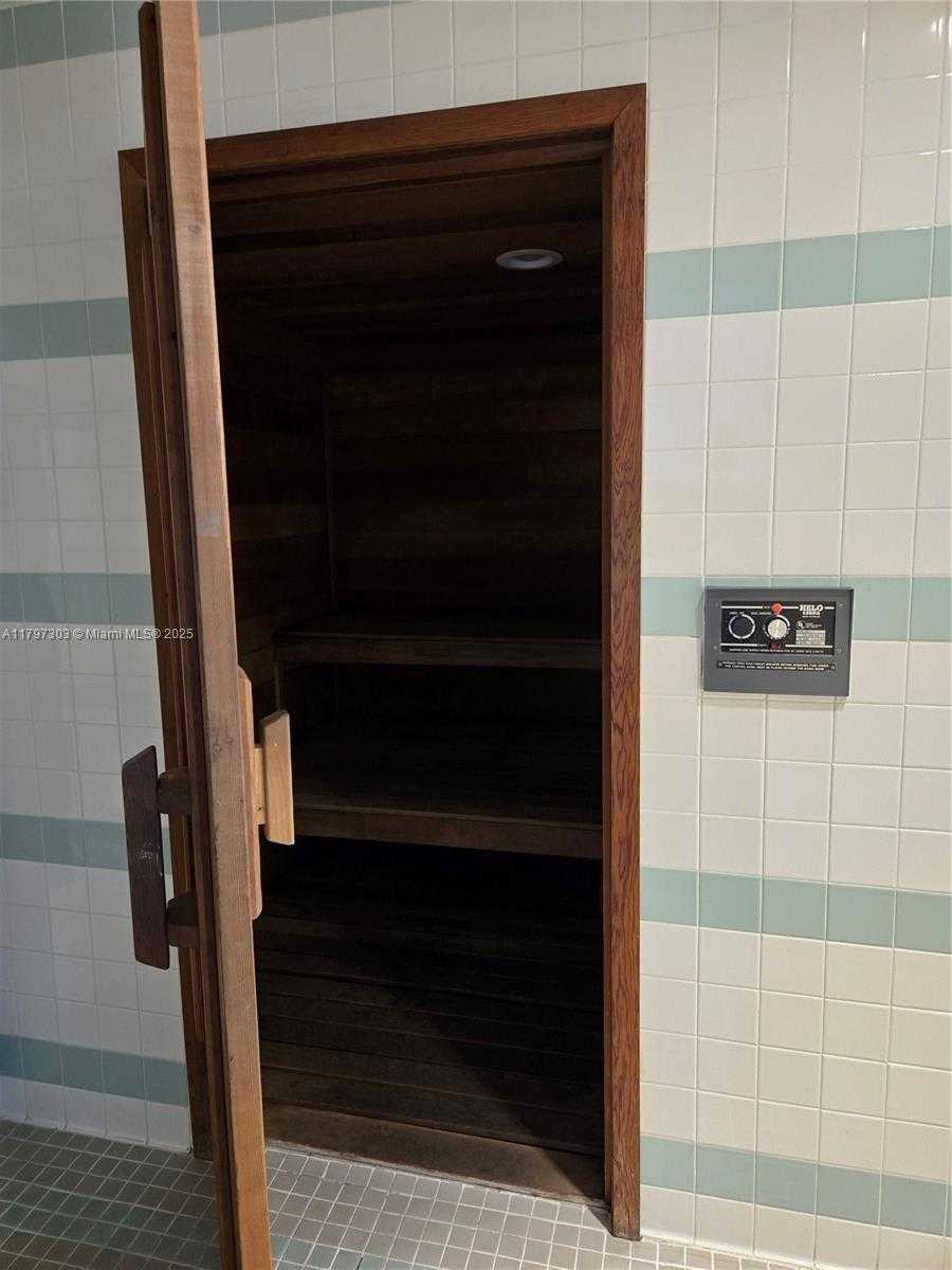 Small Image of 800 CLAUGHTON ISLAND DR #2704, Miami Number 24