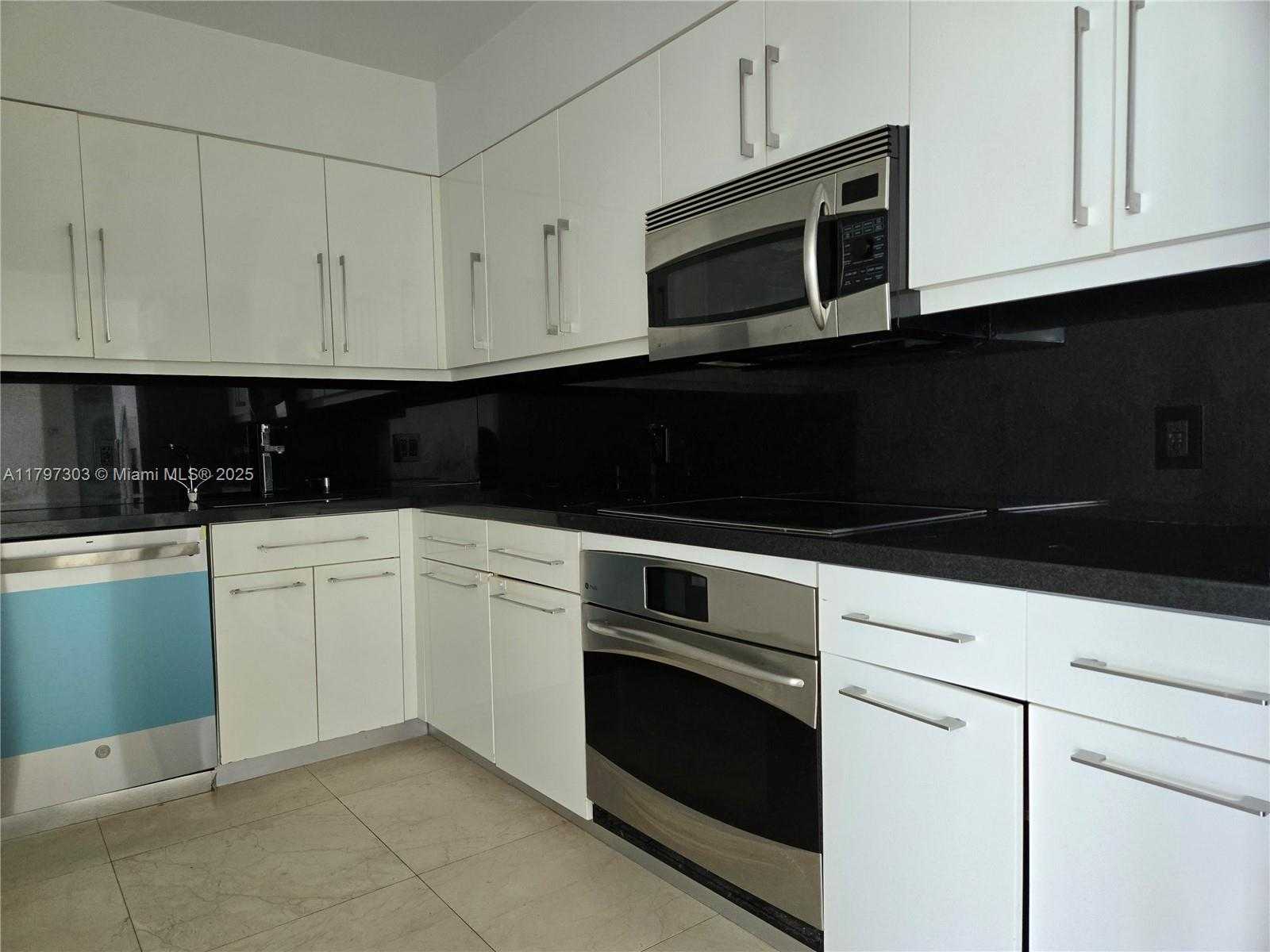 Small Image of 800 CLAUGHTON ISLAND DR #2704, Miami Number 5