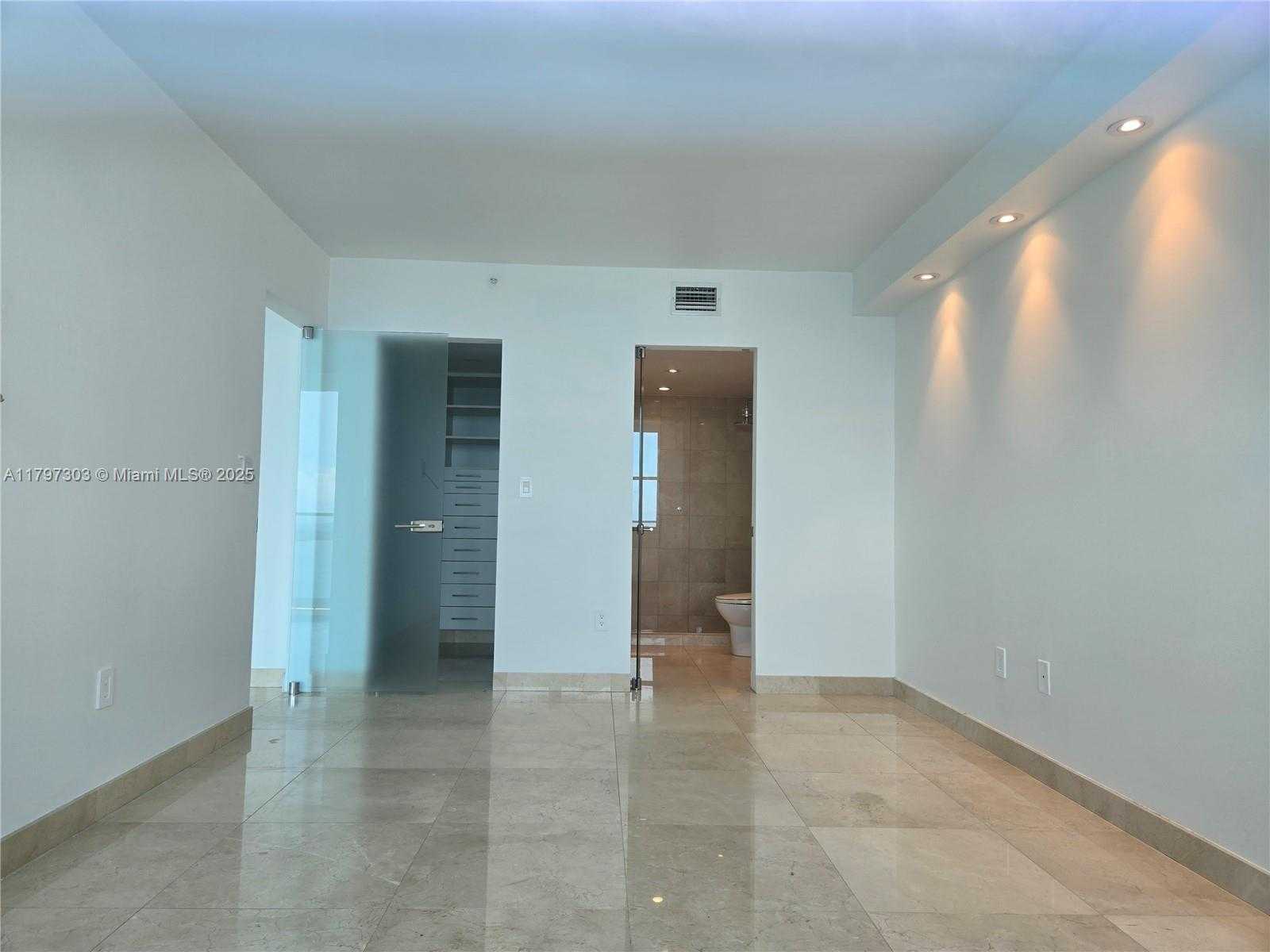 Small Image of 800 CLAUGHTON ISLAND DR #2704, Miami Number 6