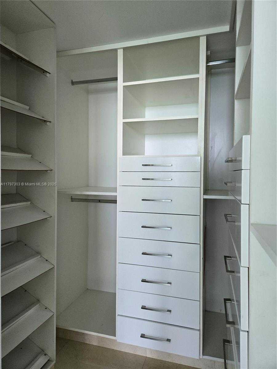 Small Image of 800 CLAUGHTON ISLAND DR #2704, Miami Number 8