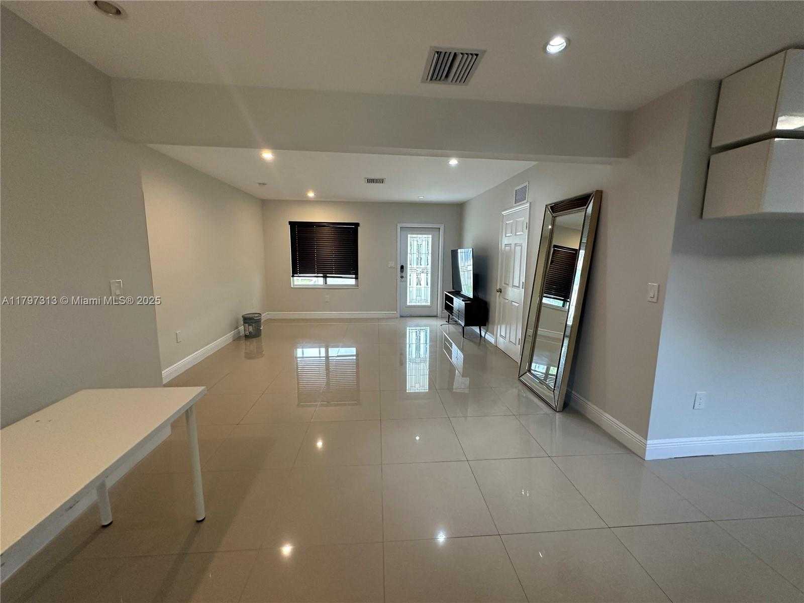 Small Image of 2155 BIARRITZ DR, Miami Beach Number 11