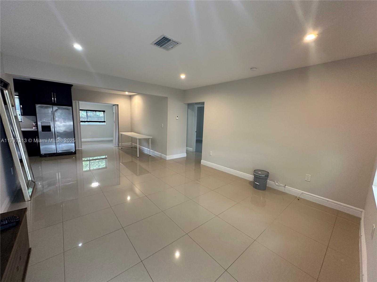 Small Image of 2155 BIARRITZ DR, Miami Beach Number 12