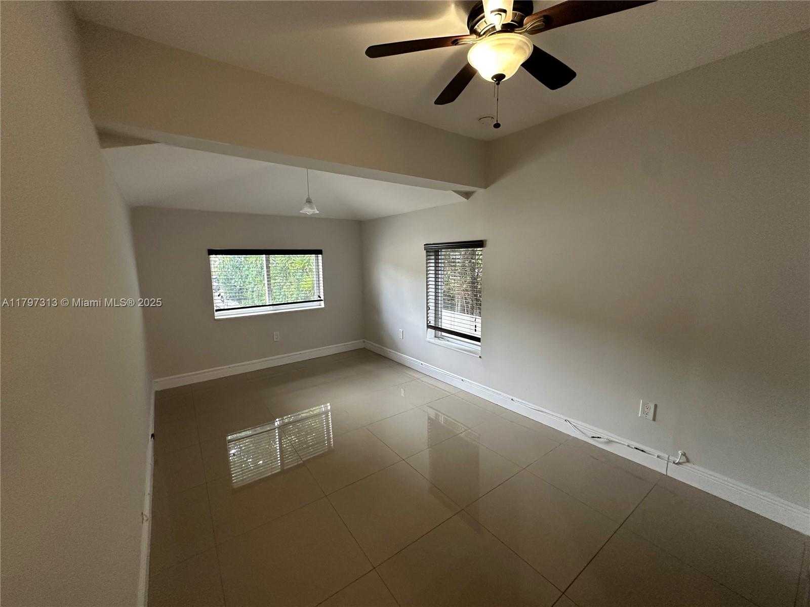Small Image of 2155 BIARRITZ DR, Miami Beach Number 14