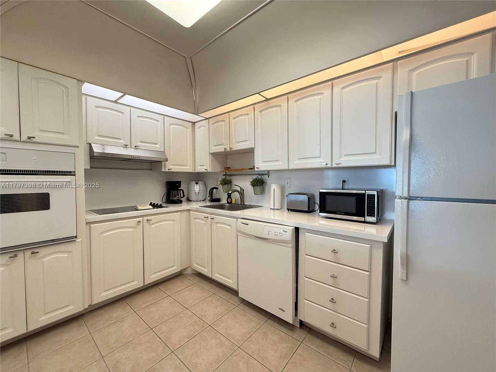 Small Image of 19370 COLLINS AVE #1214, Sunny Isles Beach Number 9