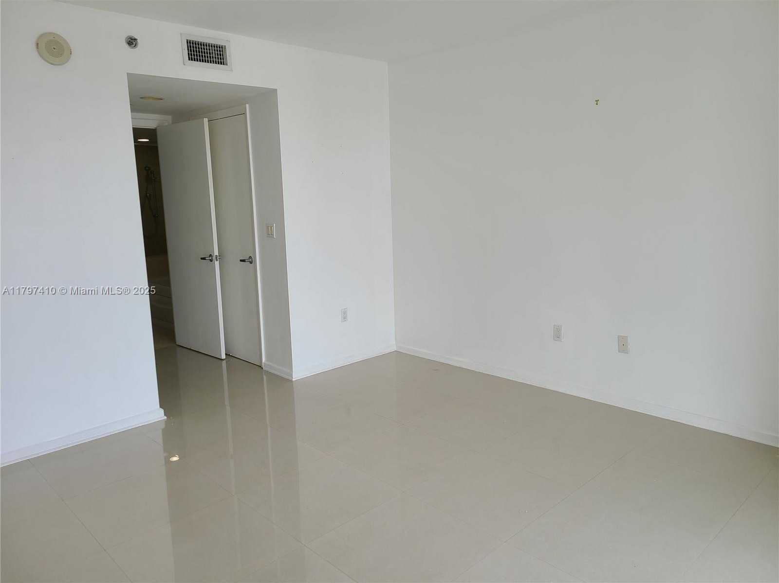 Small Image of 50 Biscayne Blvd, Miami, FL 33132, USA Number 6