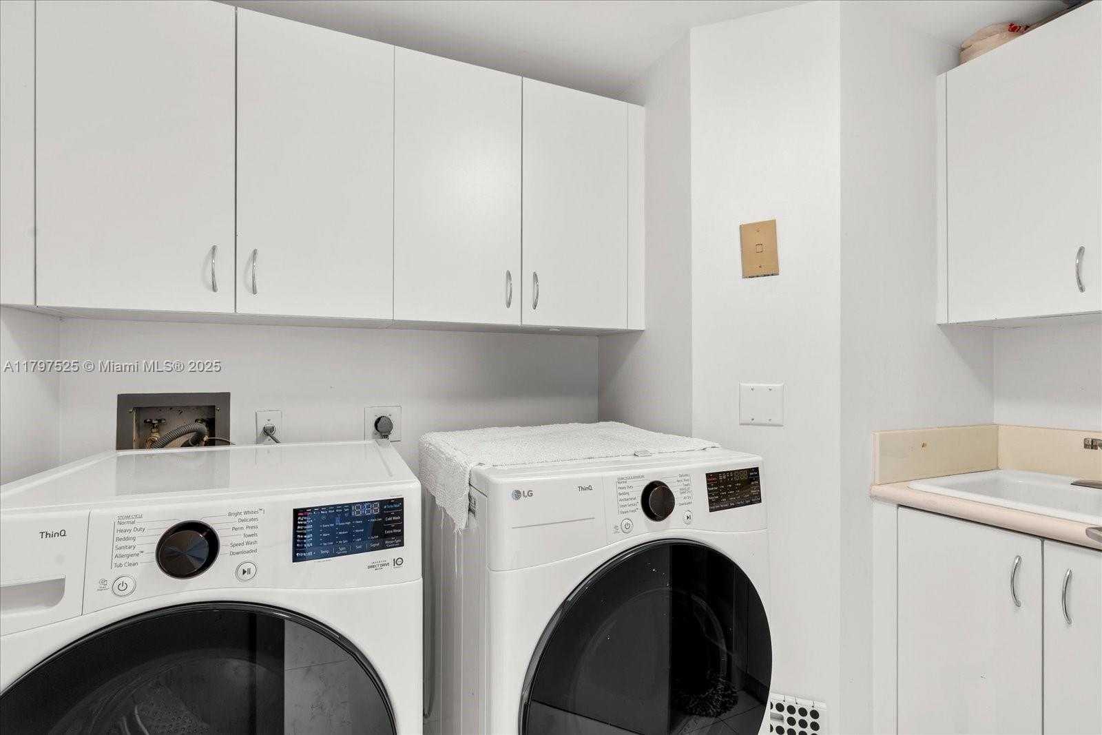 Small Image of 2000 ISLAND BLVD #504, Aventura Number 30