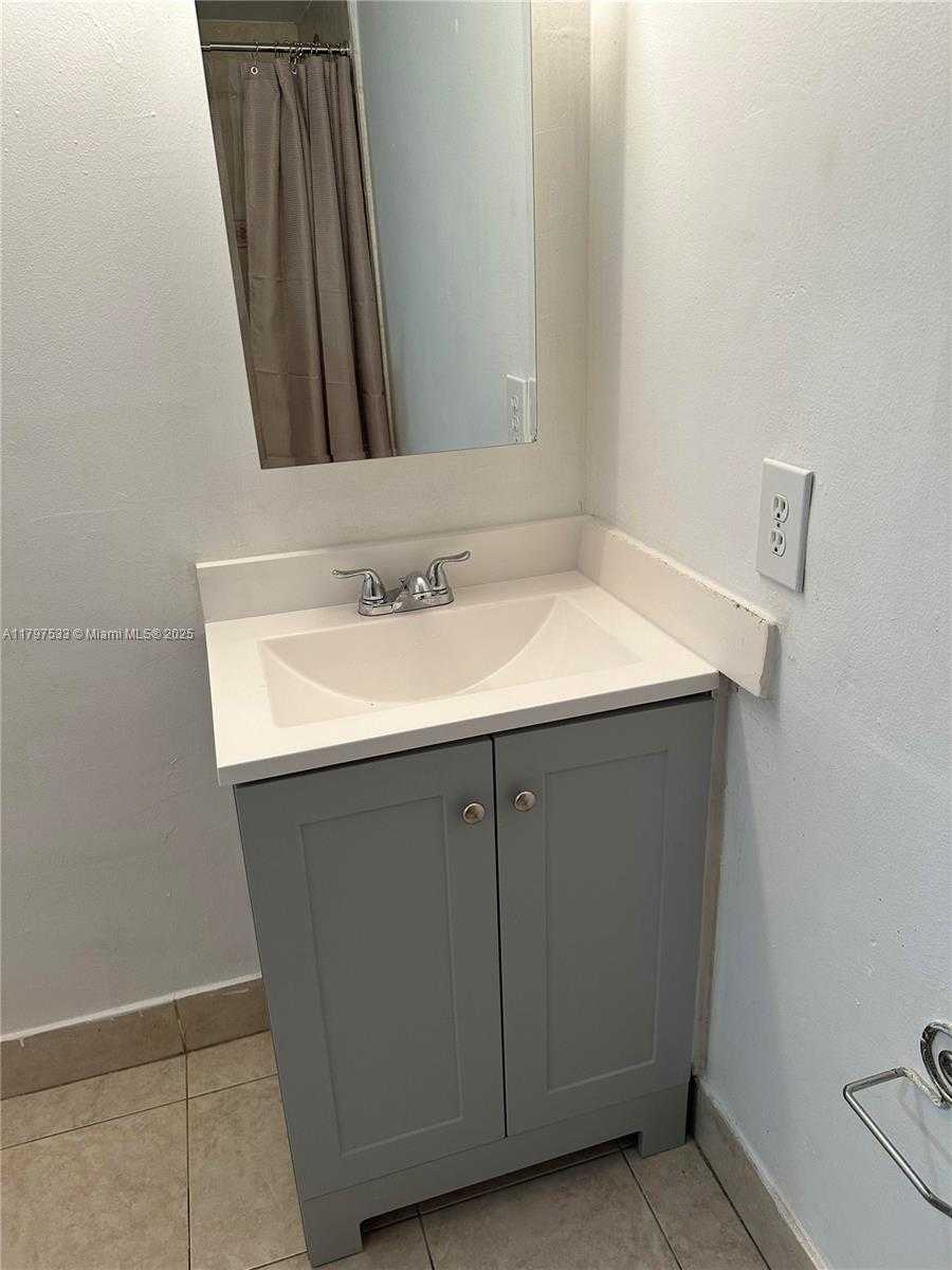 Small Image of 1801 SOUTH TREASURE DR #102, North Bay Village Number 19