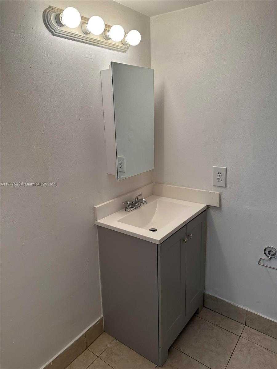 Small Image of 1801 SOUTH TREASURE DR #102, North Bay Village Number 20