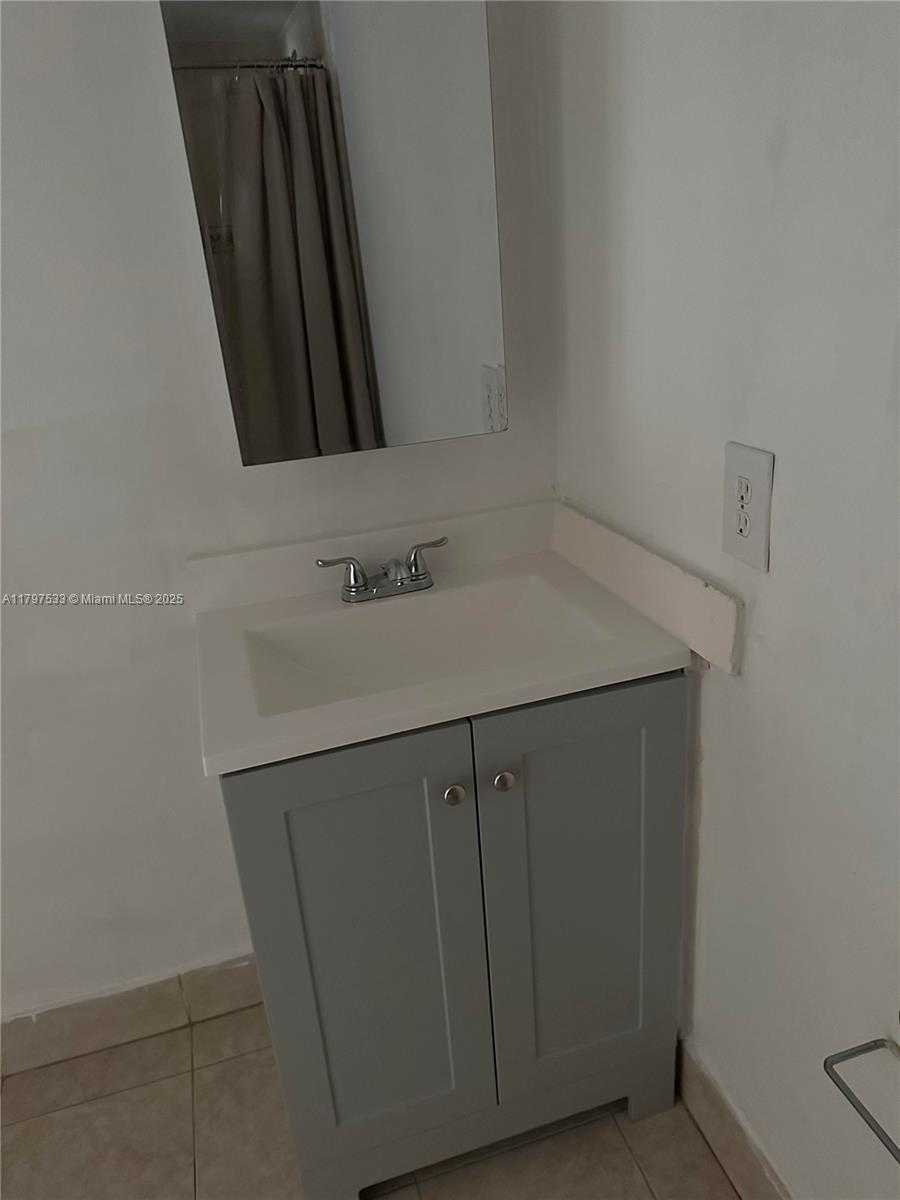 Small Image of 1801 SOUTH TREASURE DR #102, North Bay Village Number 36