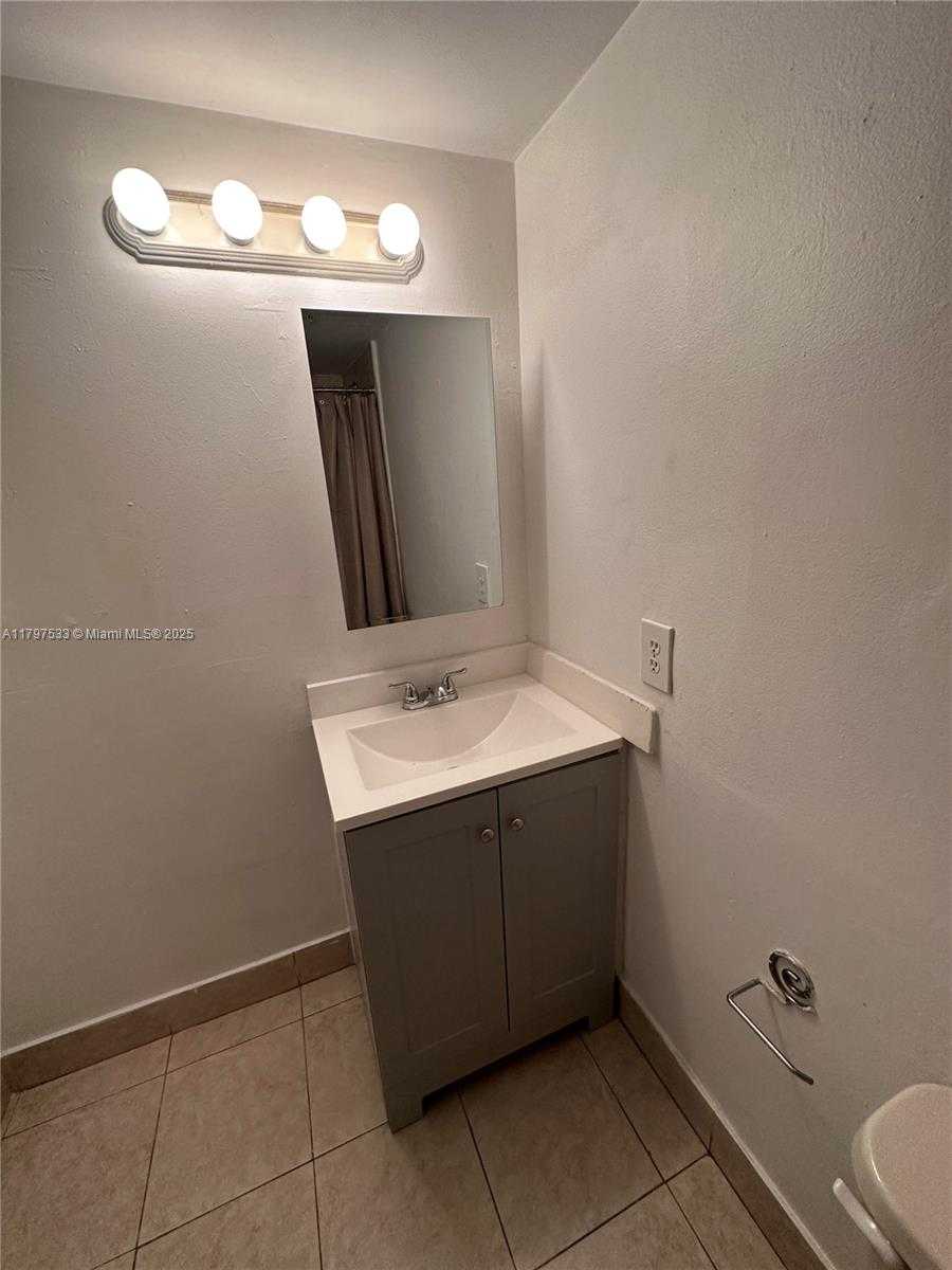 Small Image of 1801 SOUTH TREASURE DR #102, North Bay Village Number 37
