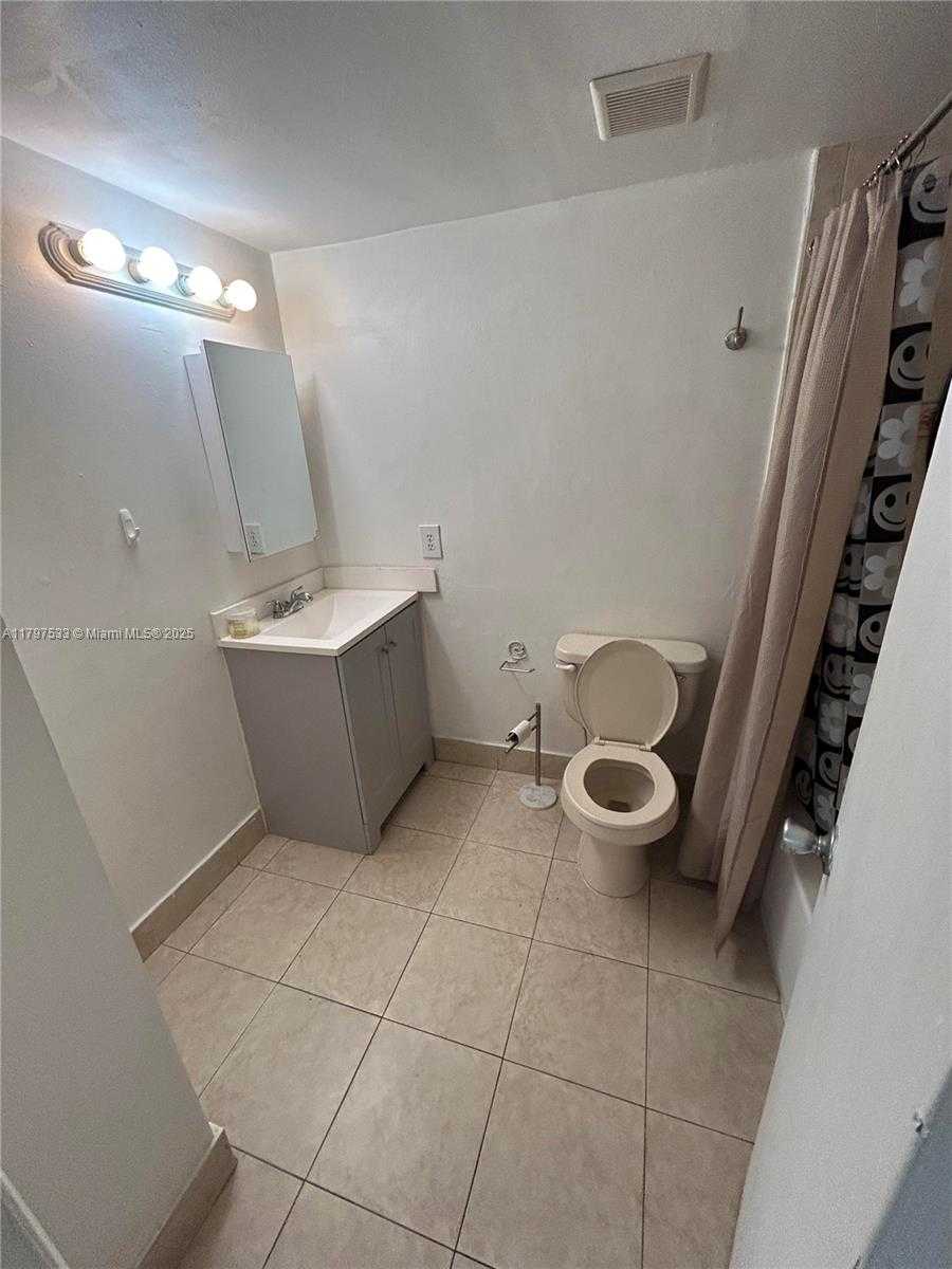 Small Image of 1801 SOUTH TREASURE DR #102, North Bay Village Number 44