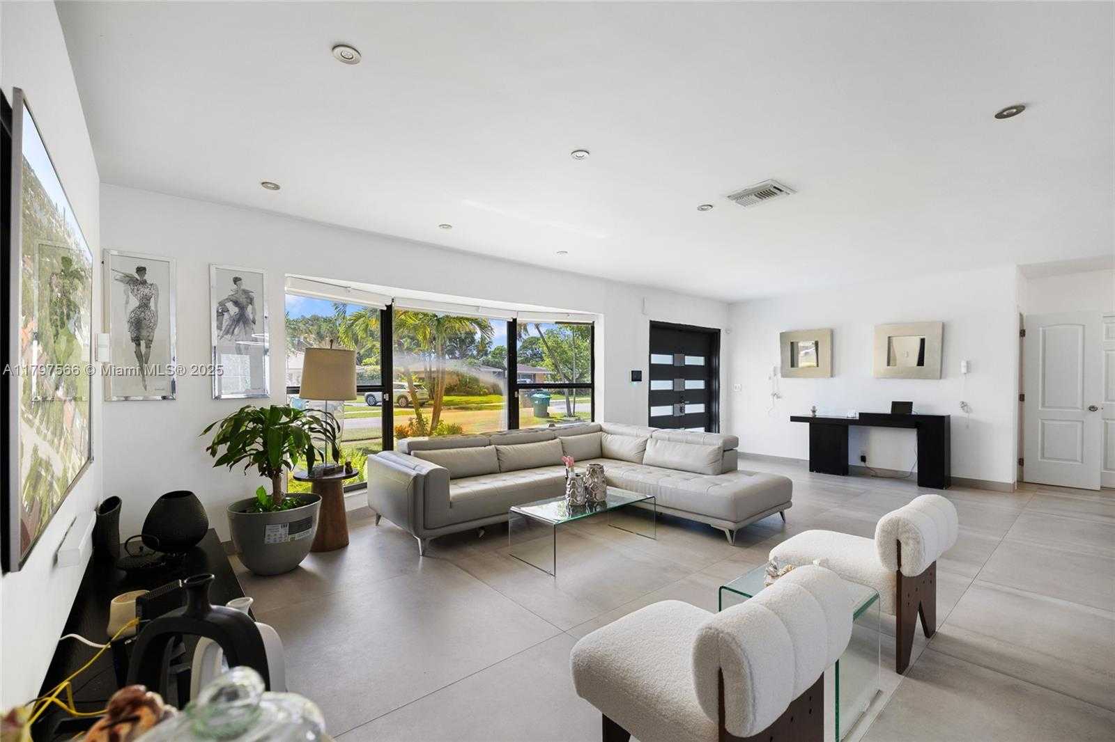 Small Image of 20375 NORTH EAST 22ND PL, Miami Number 11