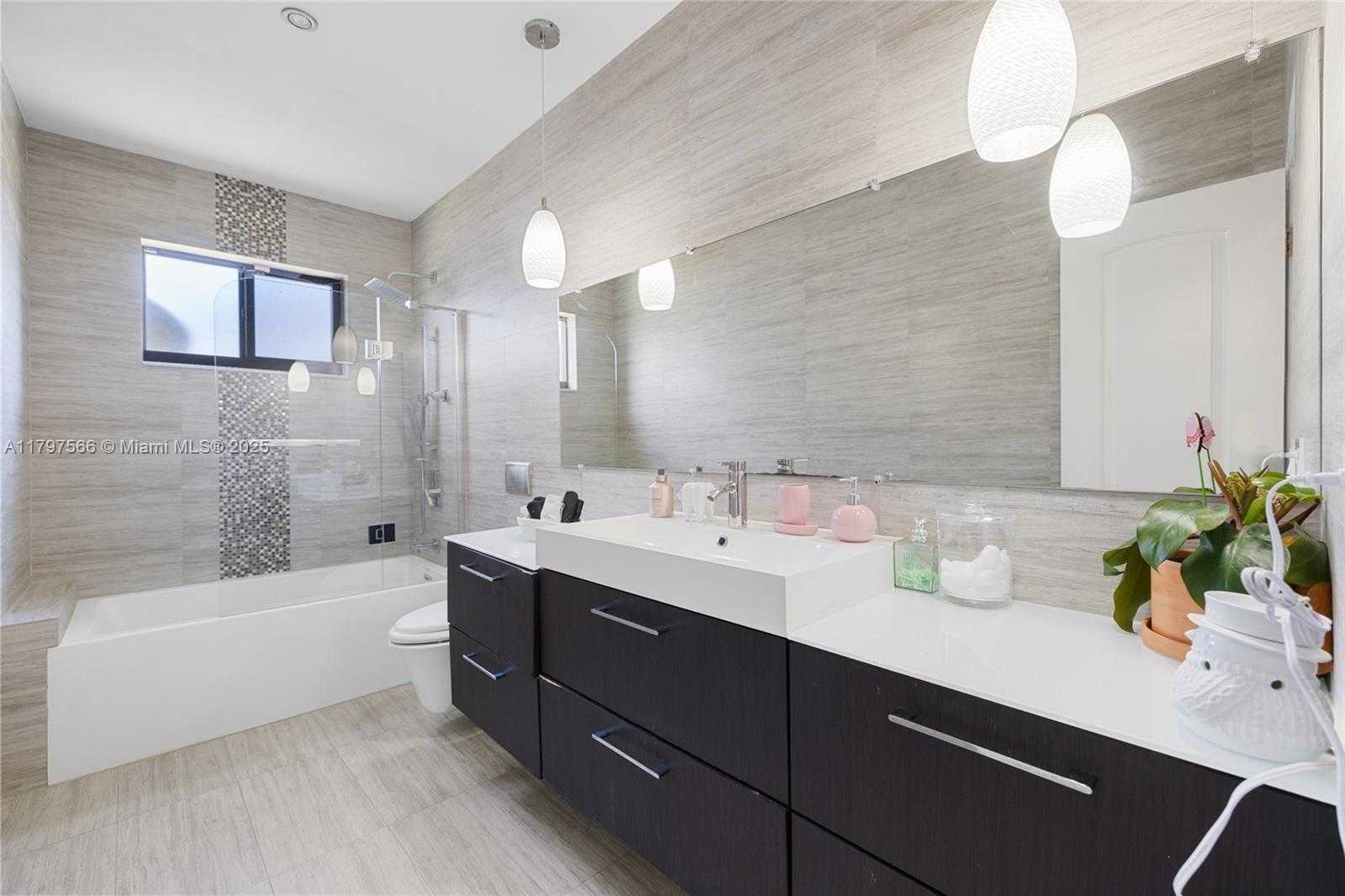 Small Image of 20375 NORTH EAST 22ND PL, Miami Number 25
