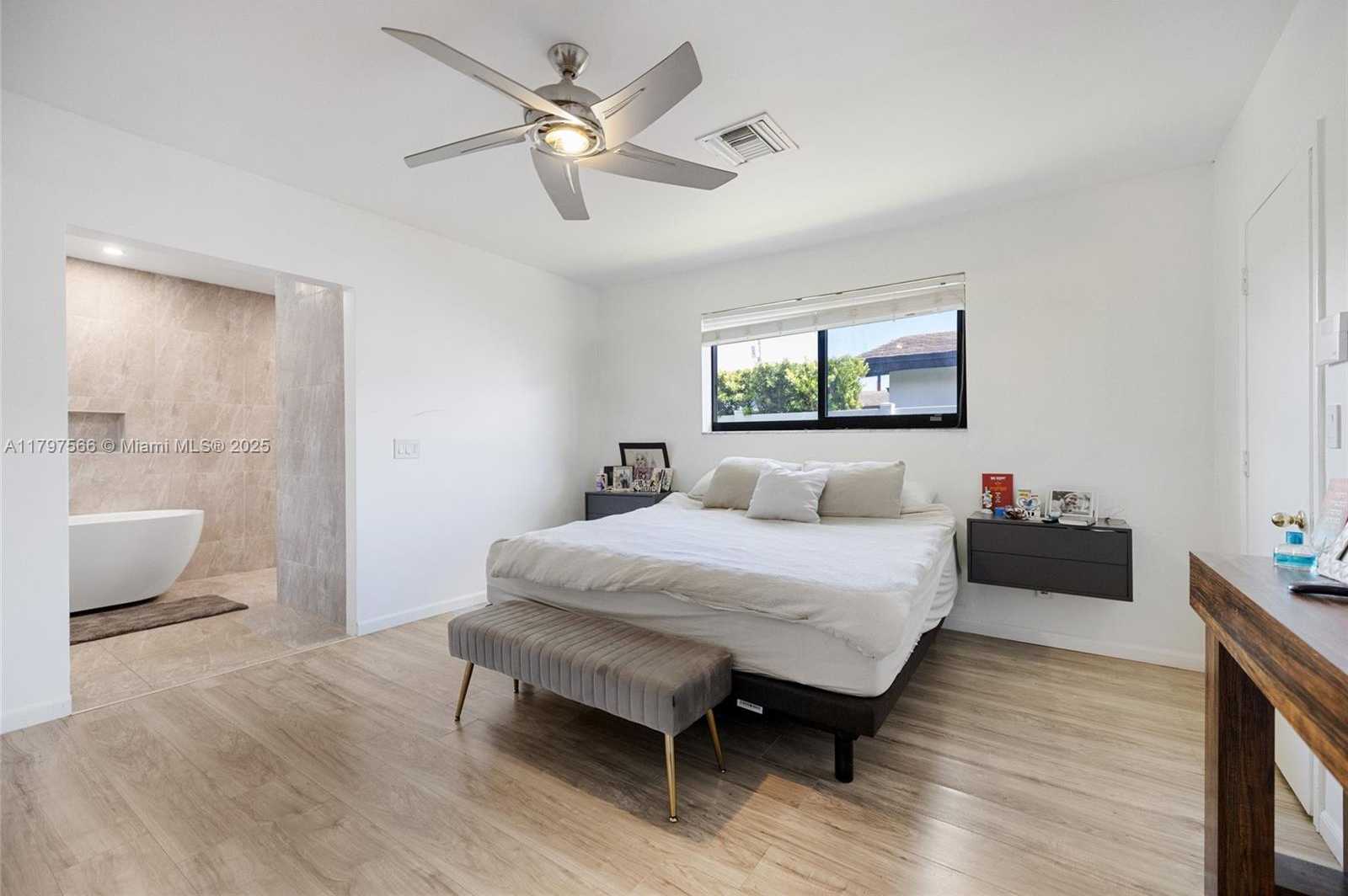 Small Image of 20375 NORTH EAST 22ND PL, Miami Number 27