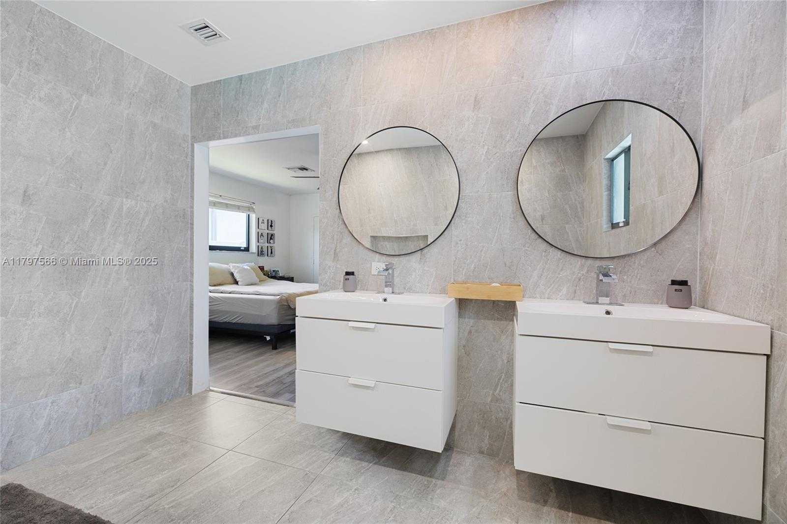 Small Image of 20375 NORTH EAST 22ND PL, Miami Number 35