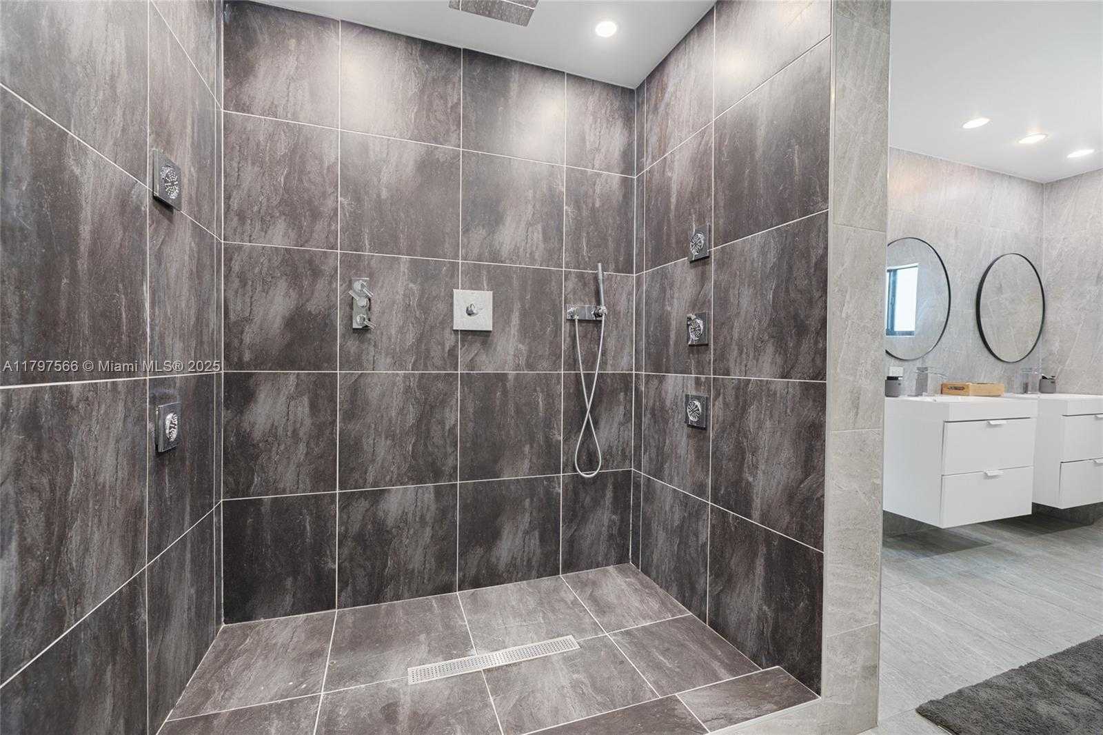 Small Image of 20375 NORTH EAST 22ND PL, Miami Number 36