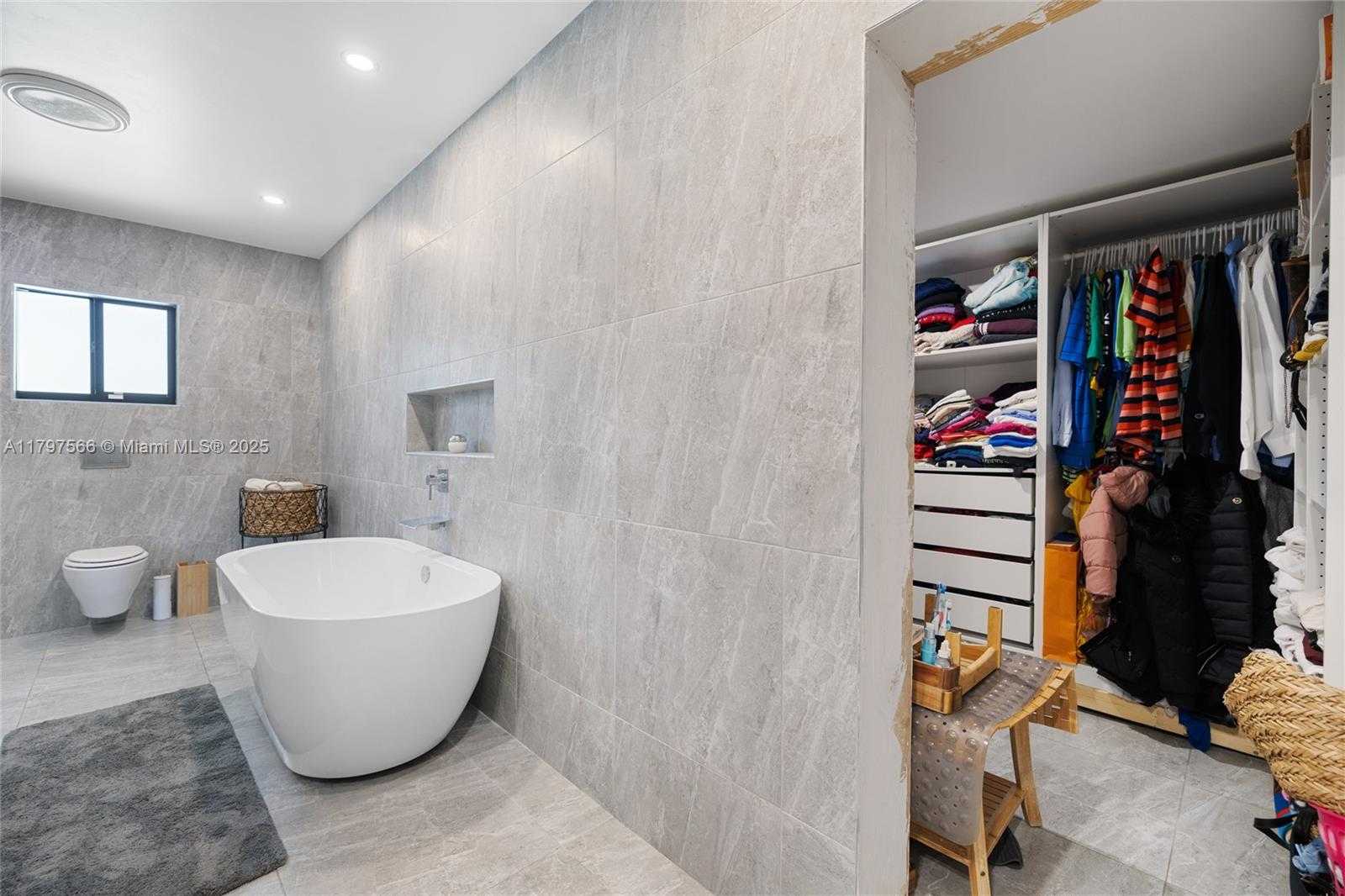 Small Image of 20375 NORTH EAST 22ND PL, Miami Number 37
