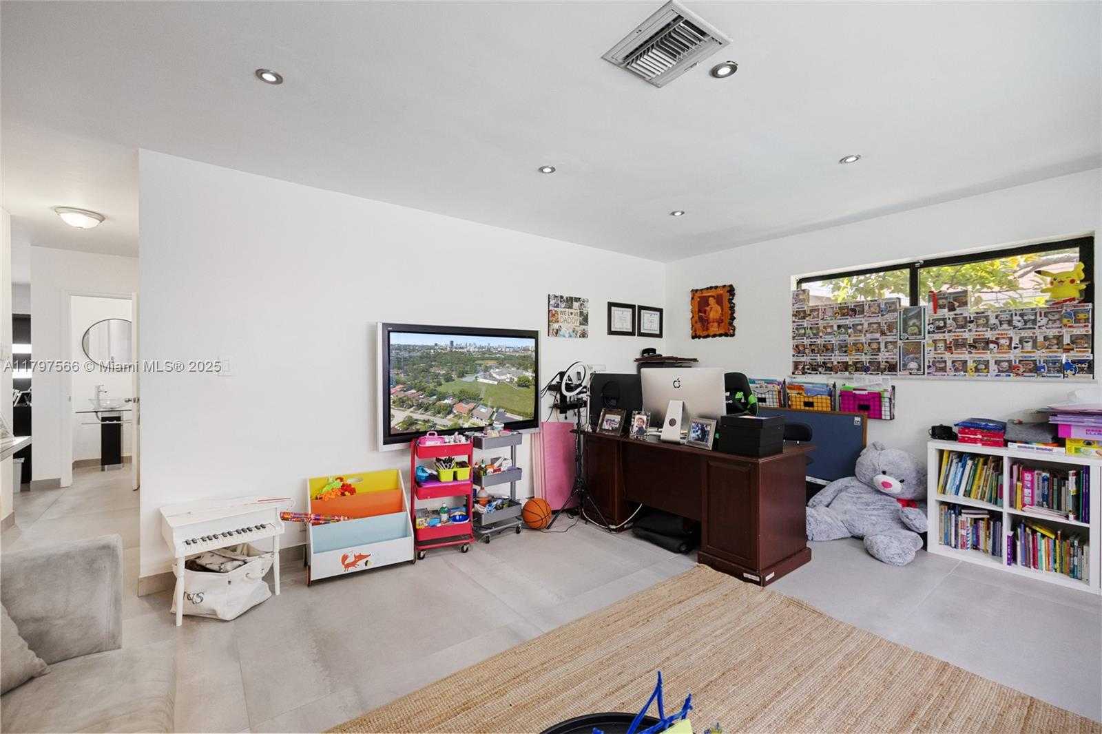 Small Image of 20375 NORTH EAST 22ND PL, Miami Number 44