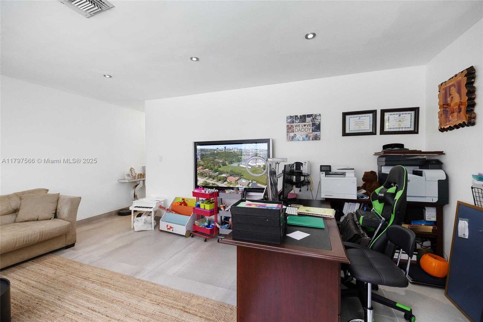 Small Image of 20375 NORTH EAST 22ND PL, Miami Number 45
