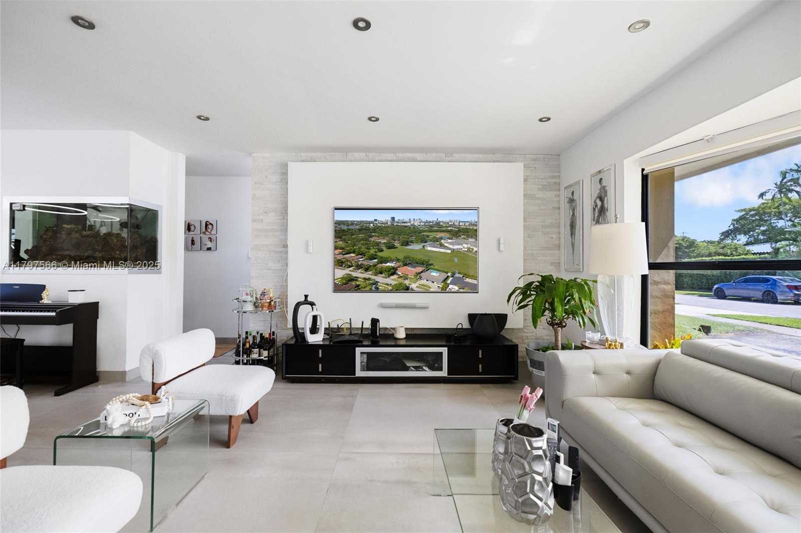 Small Image of 20375 NORTH EAST 22ND PL, Miami Number 7
