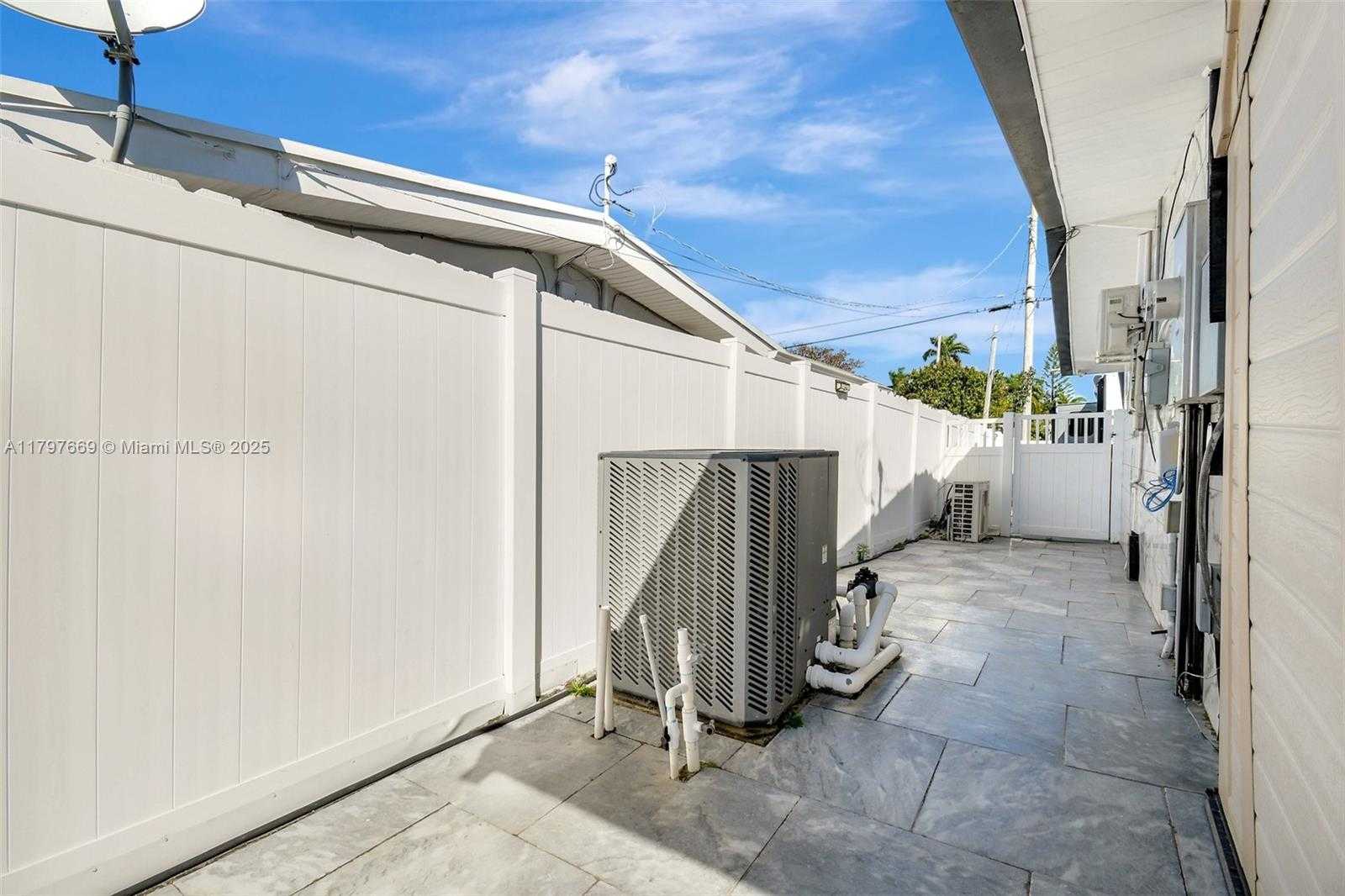 Small Image of 2531 GULFSTREAM LN #2531, Fort Lauderdale Number 29
