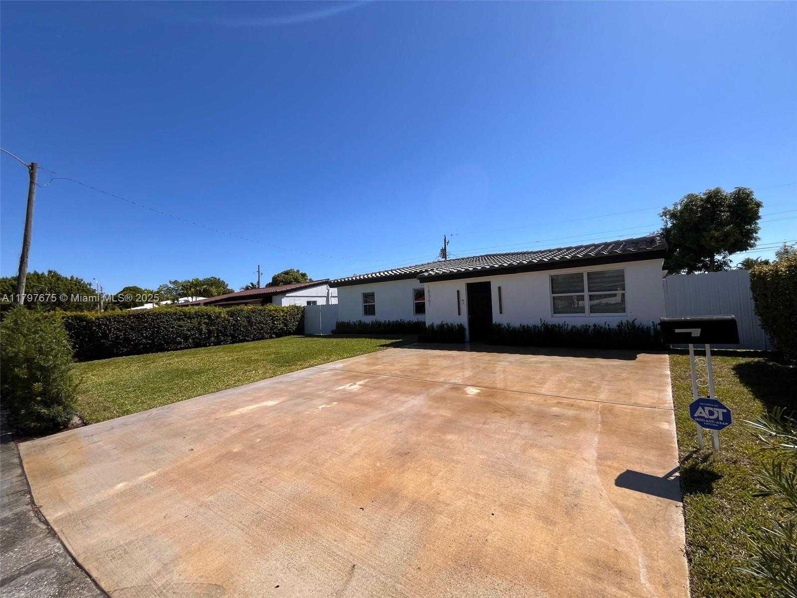 Small Image of 18361 NORTH EAST 20TH PL #18361, North Miami Beach Number 3