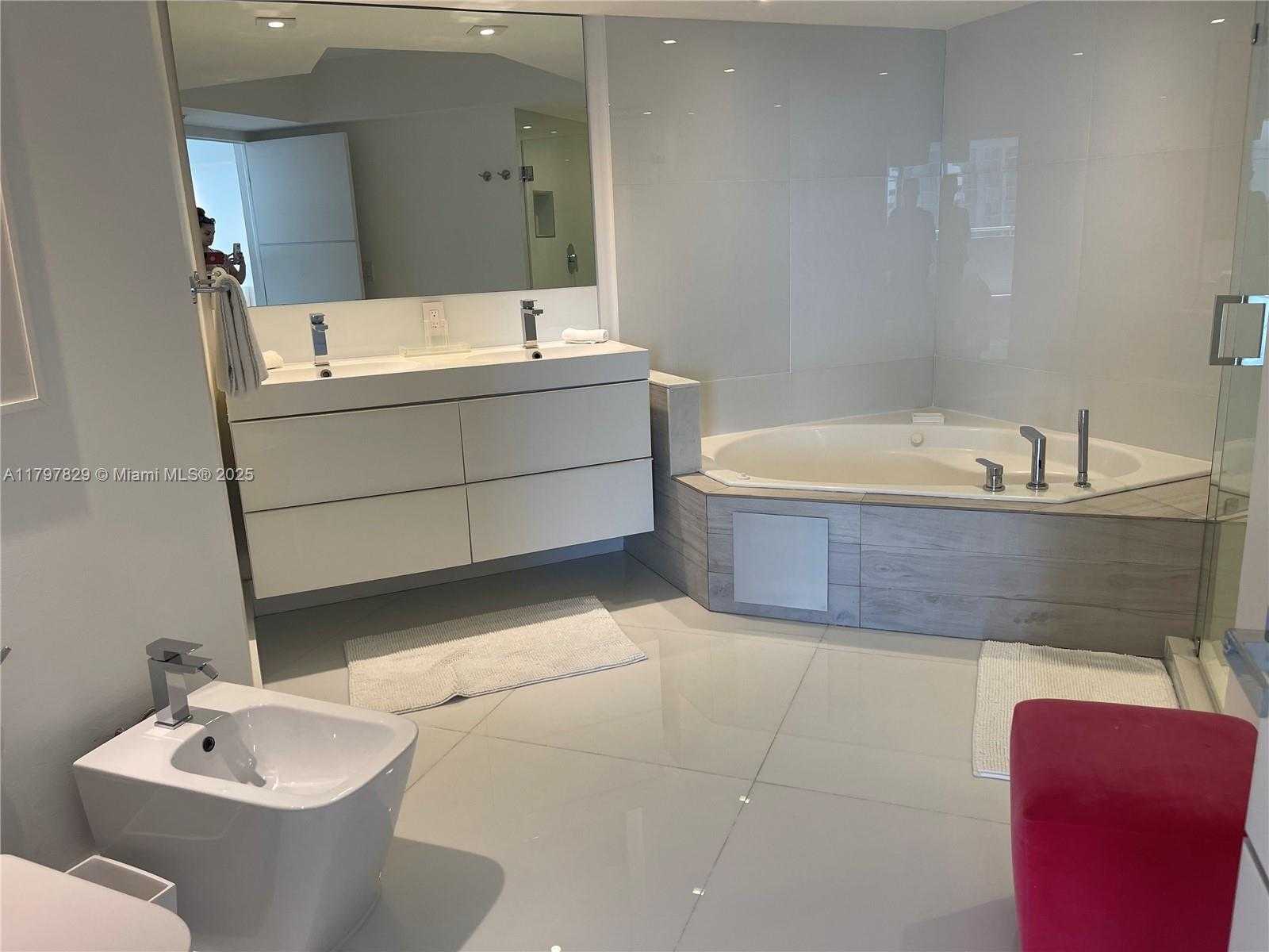 Small Image of 6301 COLLINS AVE #1805, Miami Beach Number 12