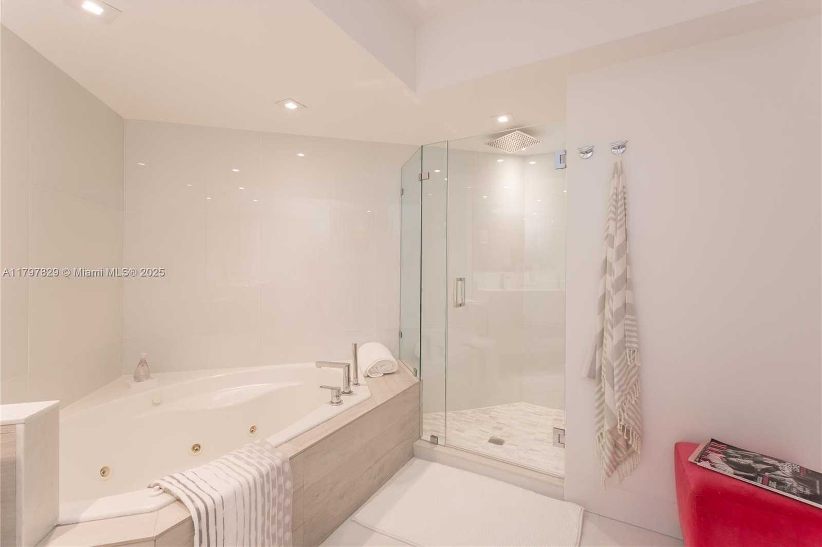 Small Image of 6301 COLLINS AVE #1805, Miami Beach Number 15