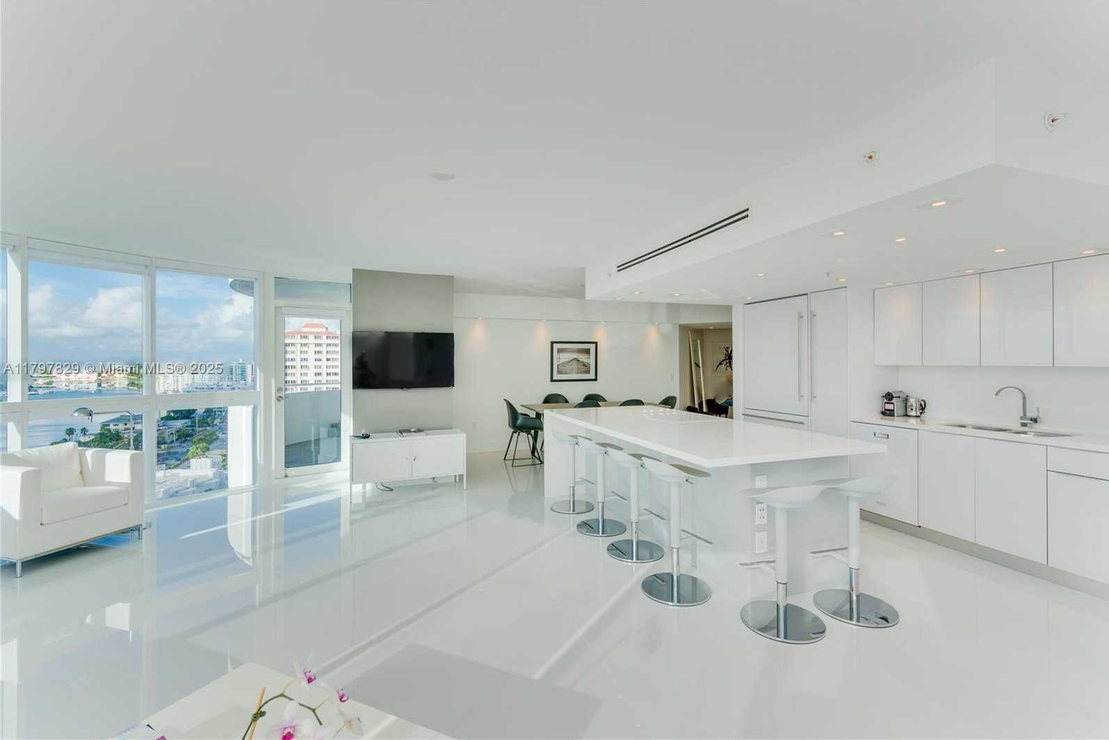 Small Image of 6301 COLLINS AVE #1805, Miami Beach Number 4