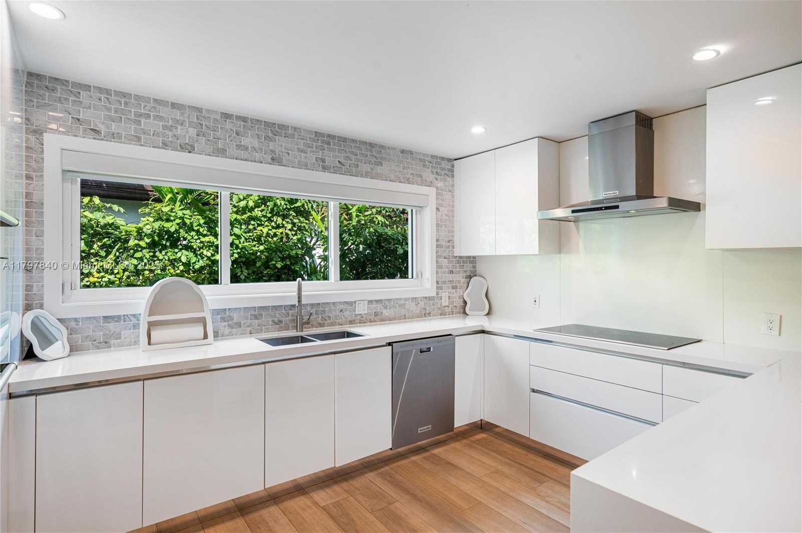 Small Image of 730 SOUTH WEST 26TH RD, Miami Number 14