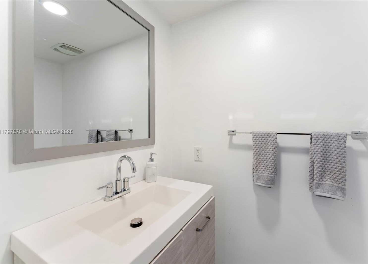 Small Image of 41 SOUTH EAST 5TH ST #2306, Miami Number 4