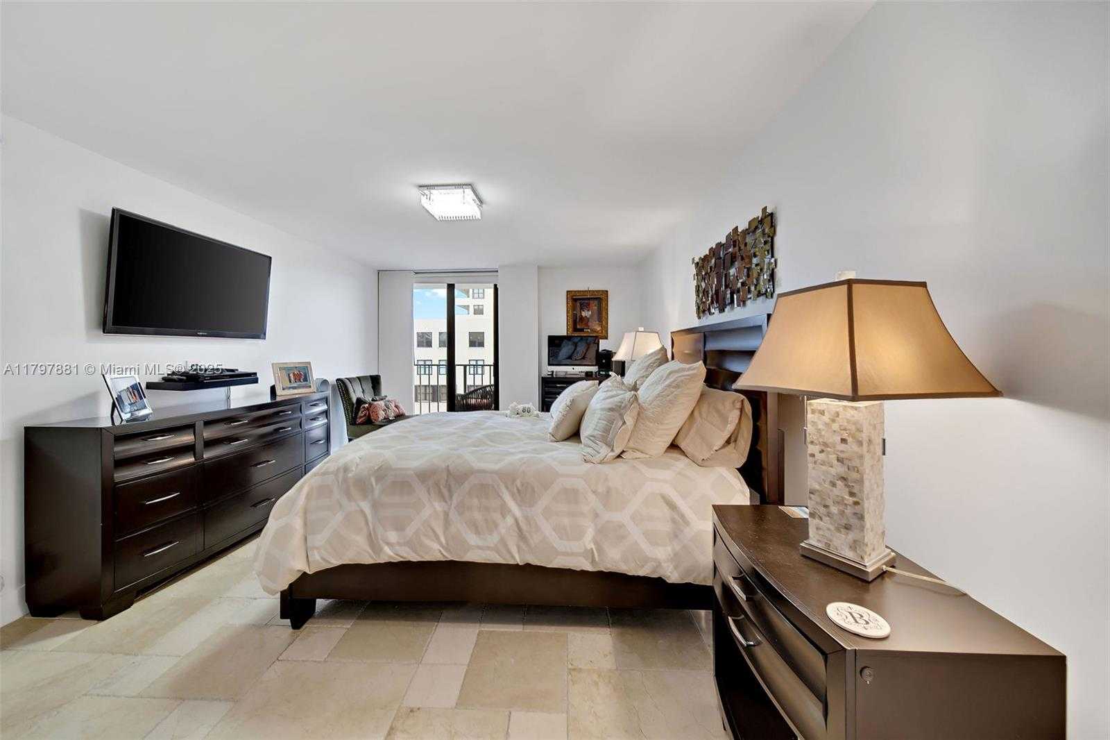 Small Image of 2625 COLLINS AVE #402, Miami Beach Number 16