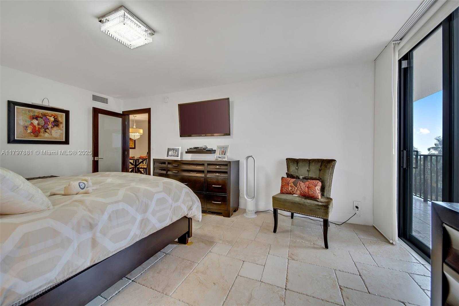 Small Image of 2625 COLLINS AVE #402, Miami Beach Number 17