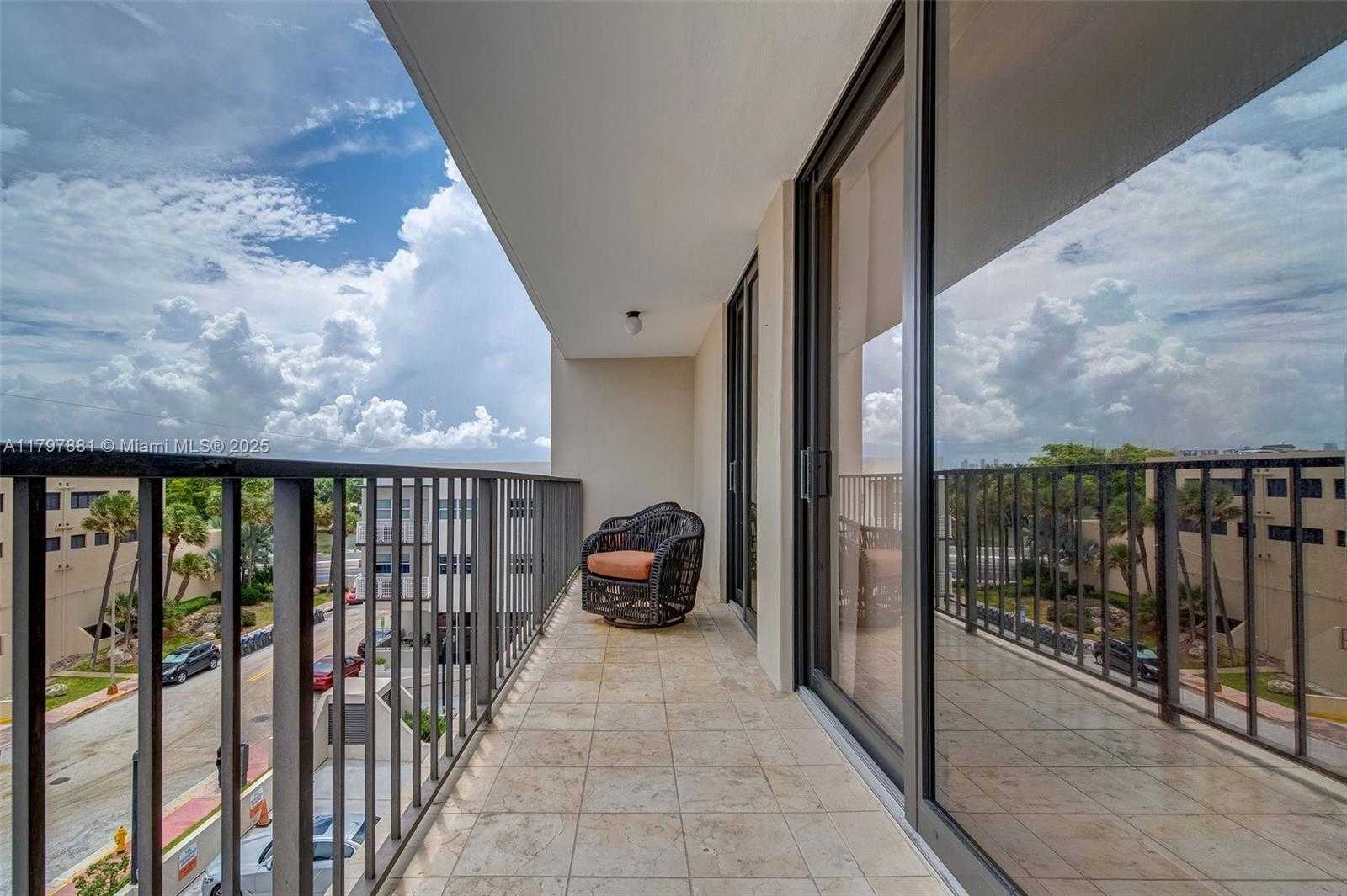Small Image of 2625 COLLINS AVE #402, Miami Beach Number 2
