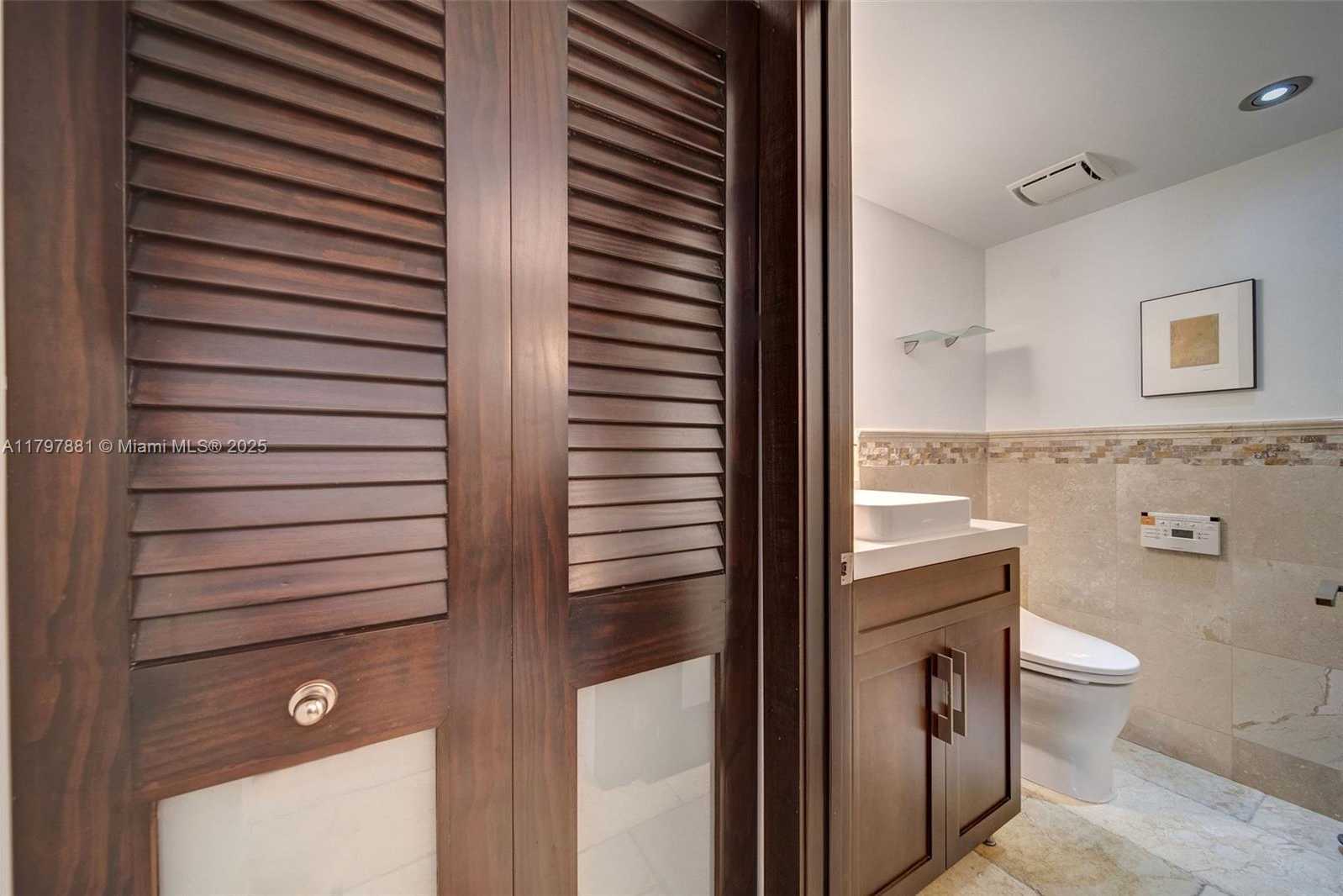 Small Image of 2625 COLLINS AVE #402, Miami Beach Number 21
