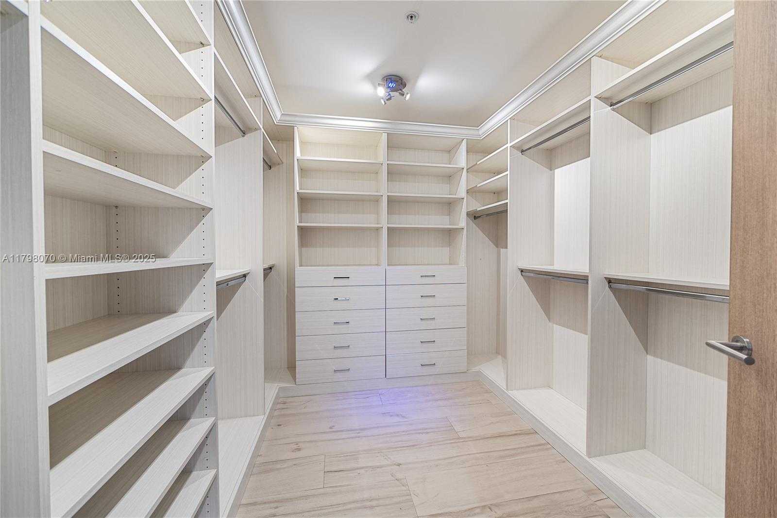 Small Image of 17301 BISCAYNE BLVD #PH6, North Miami Beach Number 35