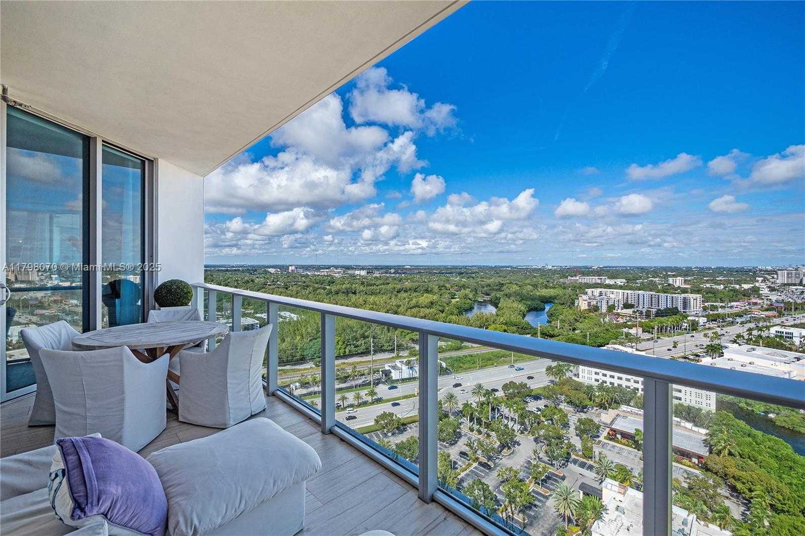 Small Image of 17301 BISCAYNE BLVD #PH6, North Miami Beach Number 4