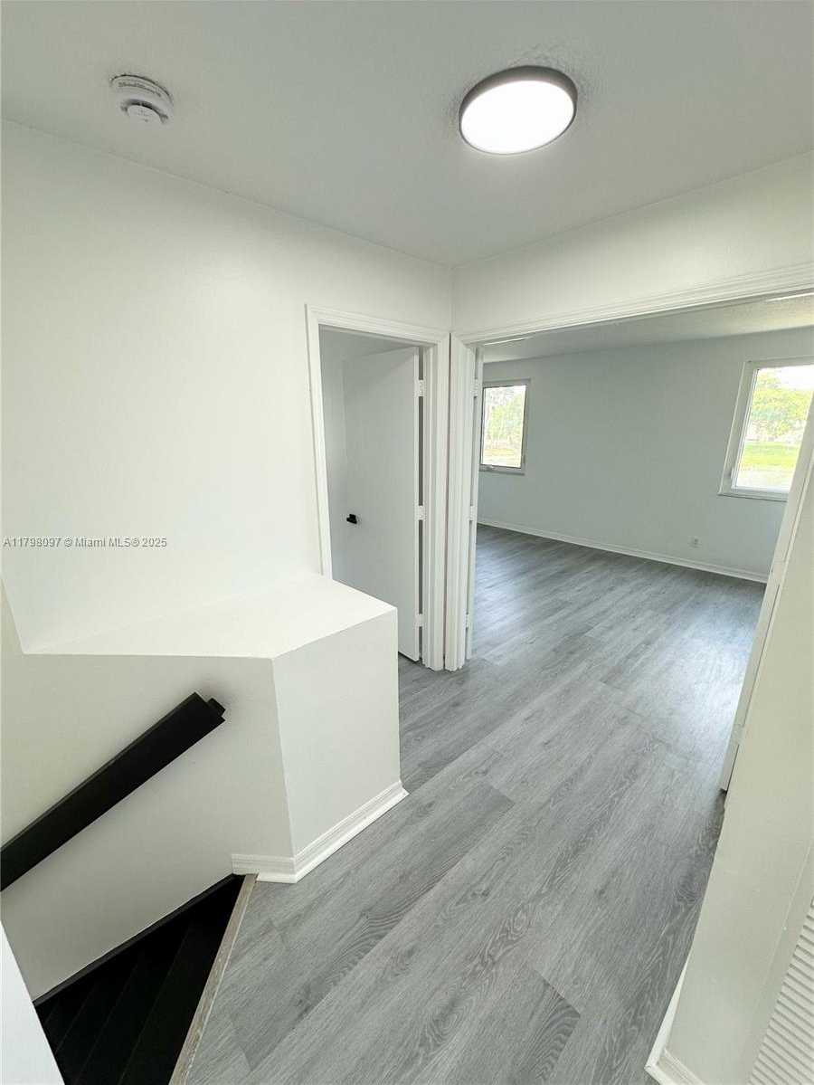 Small Image of 1845 VISTA WAY #1845, Margate Number 14
