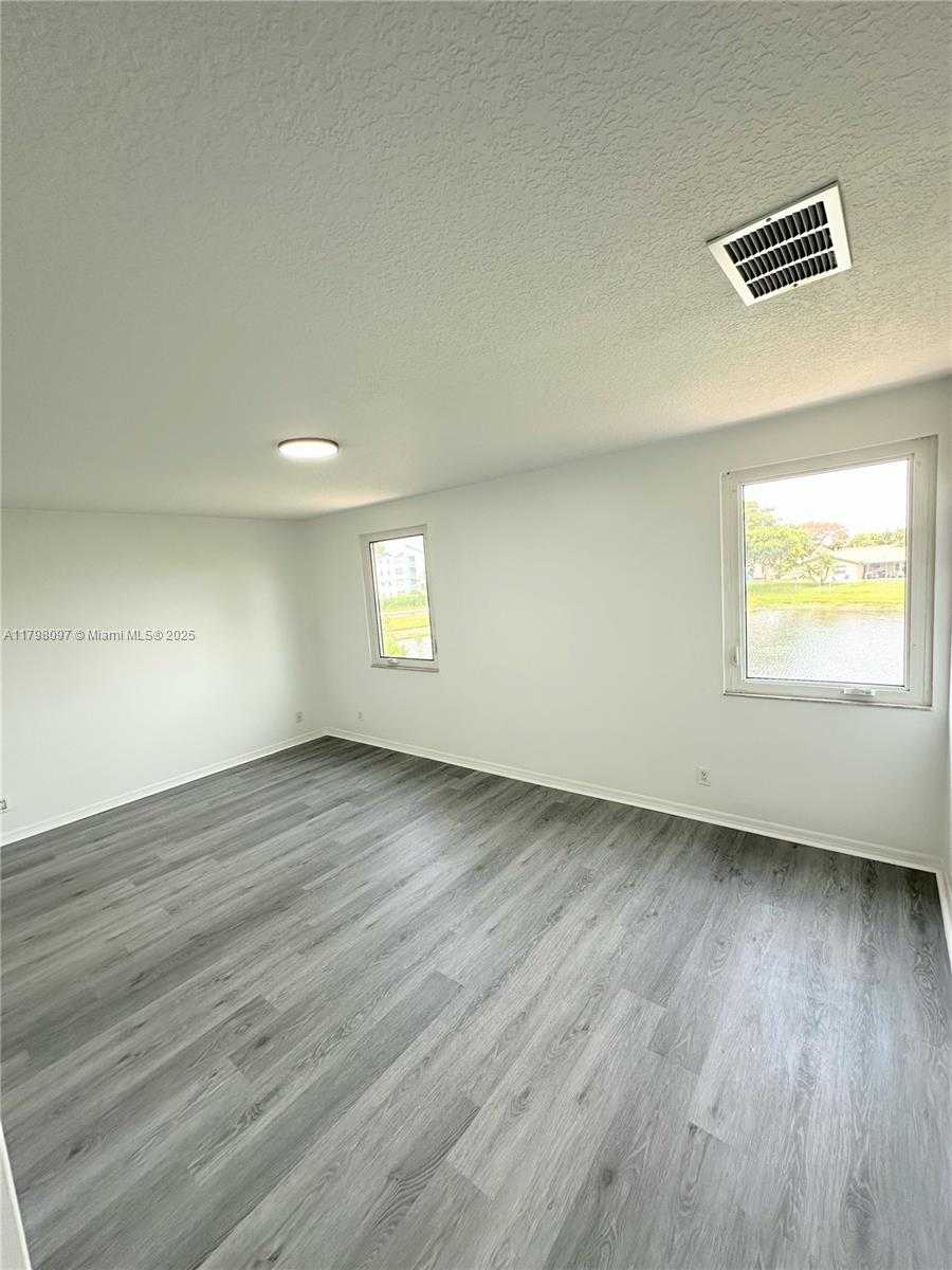 Small Image of 1845 VISTA WAY #1845, Margate Number 16