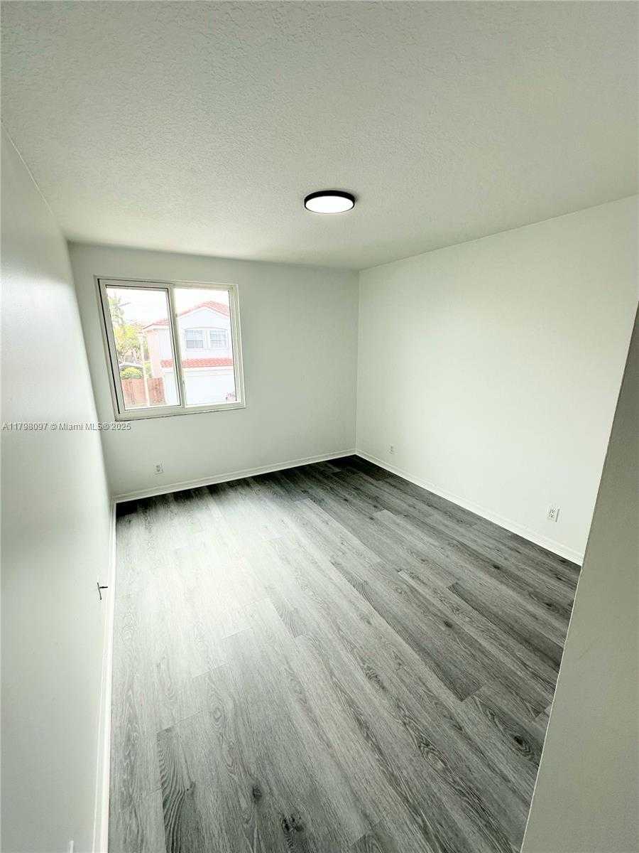 Small Image of 1845 VISTA WAY #1845, Margate Number 19