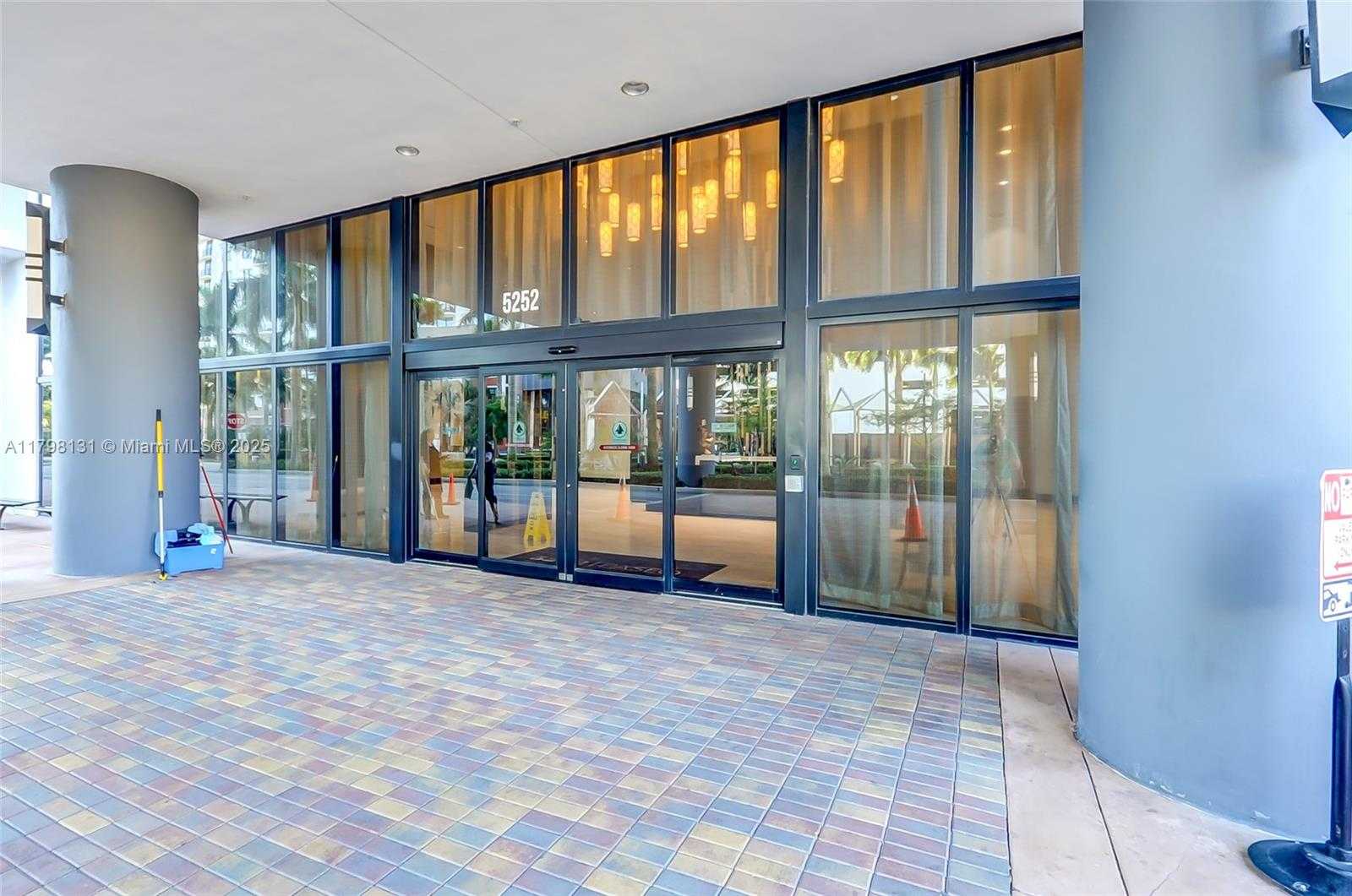 Small Image of 5252 #1810, Doral Number 13