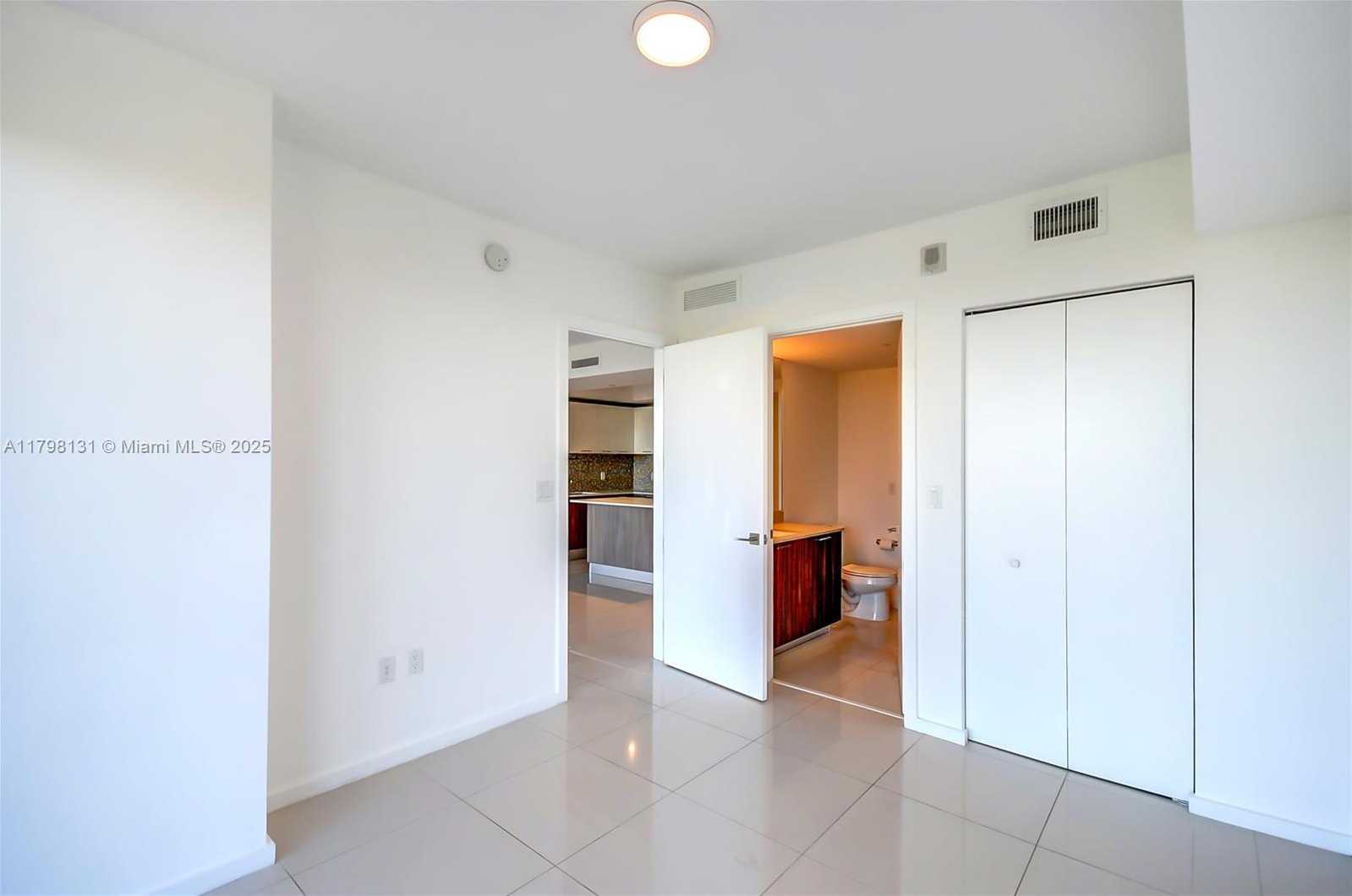 Small Image of 5252 #1810, Doral Number 4