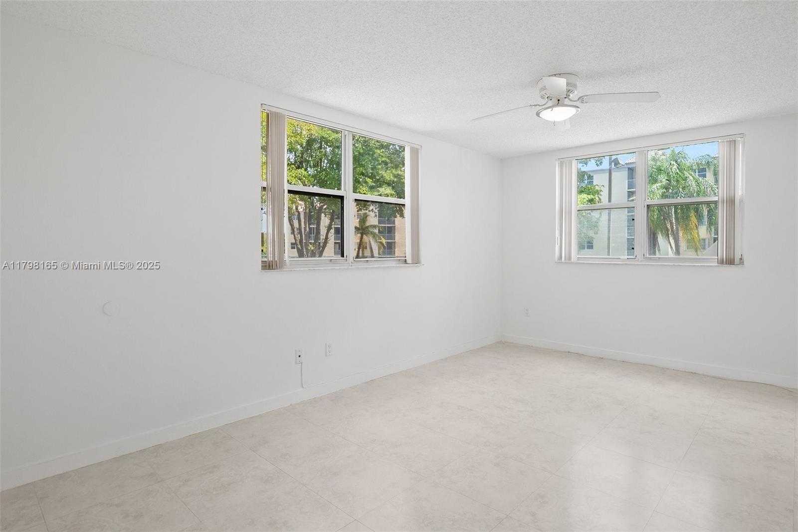 Small Image of 8373 LAKE DR #201, Doral Number 13