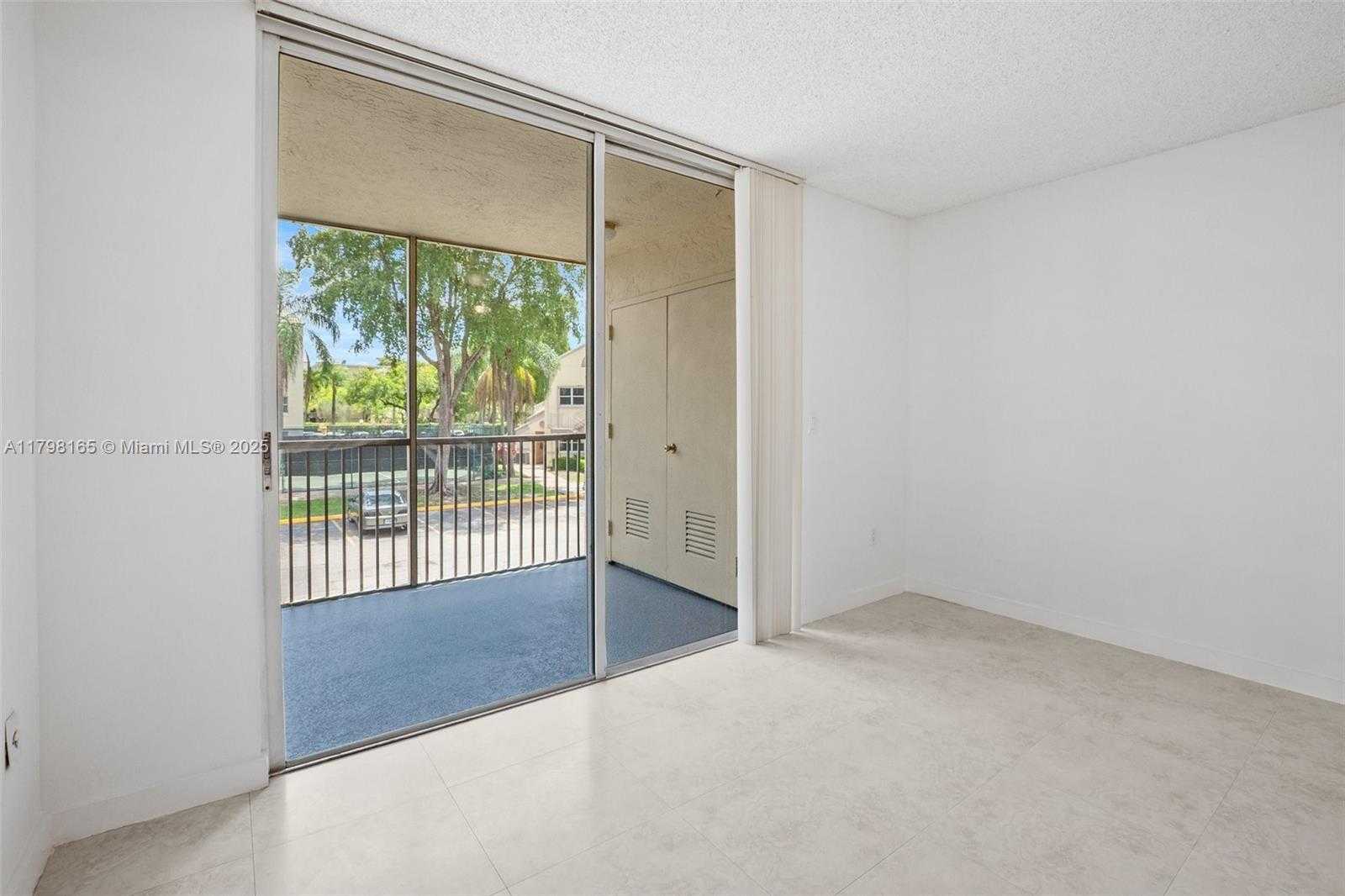 Small Image of 8373 LAKE DR #201, Doral Number 14