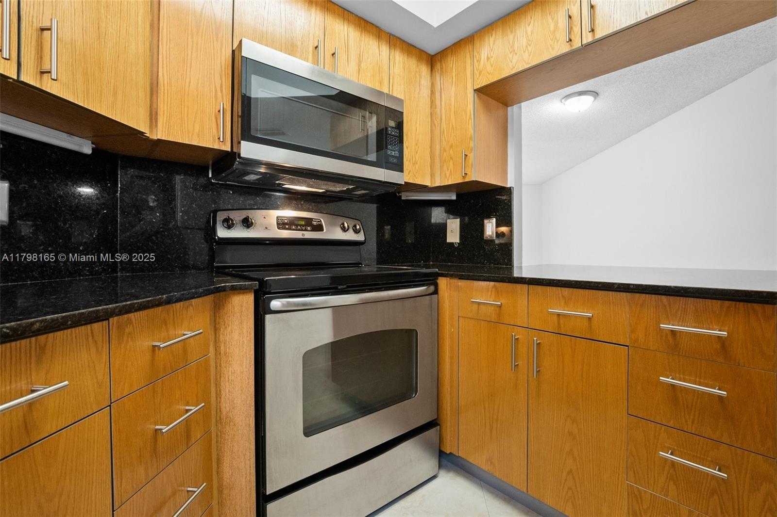 Small Image of 8373 LAKE DR #201, Doral Number 15