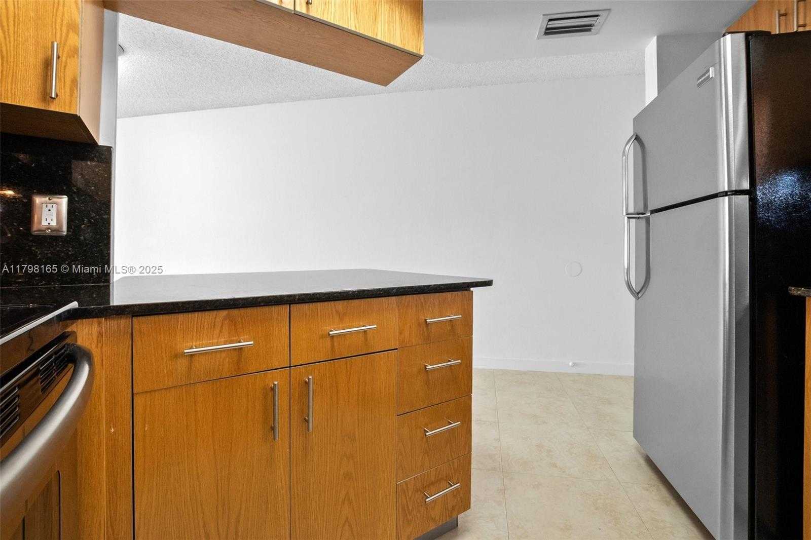 Small Image of 8373 LAKE DR #201, Doral Number 16