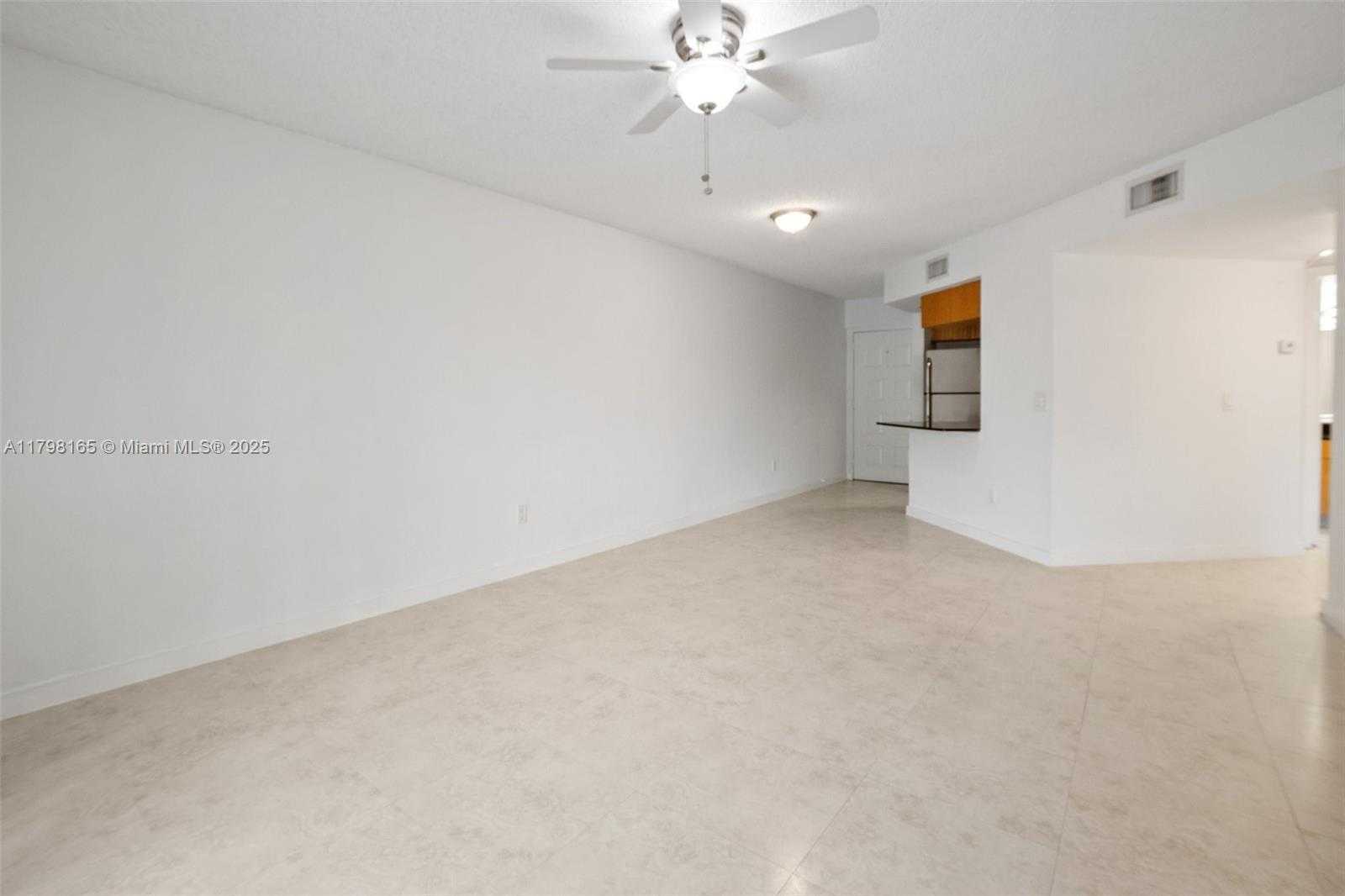 Small Image of 8373 LAKE DR #201, Doral Number 19