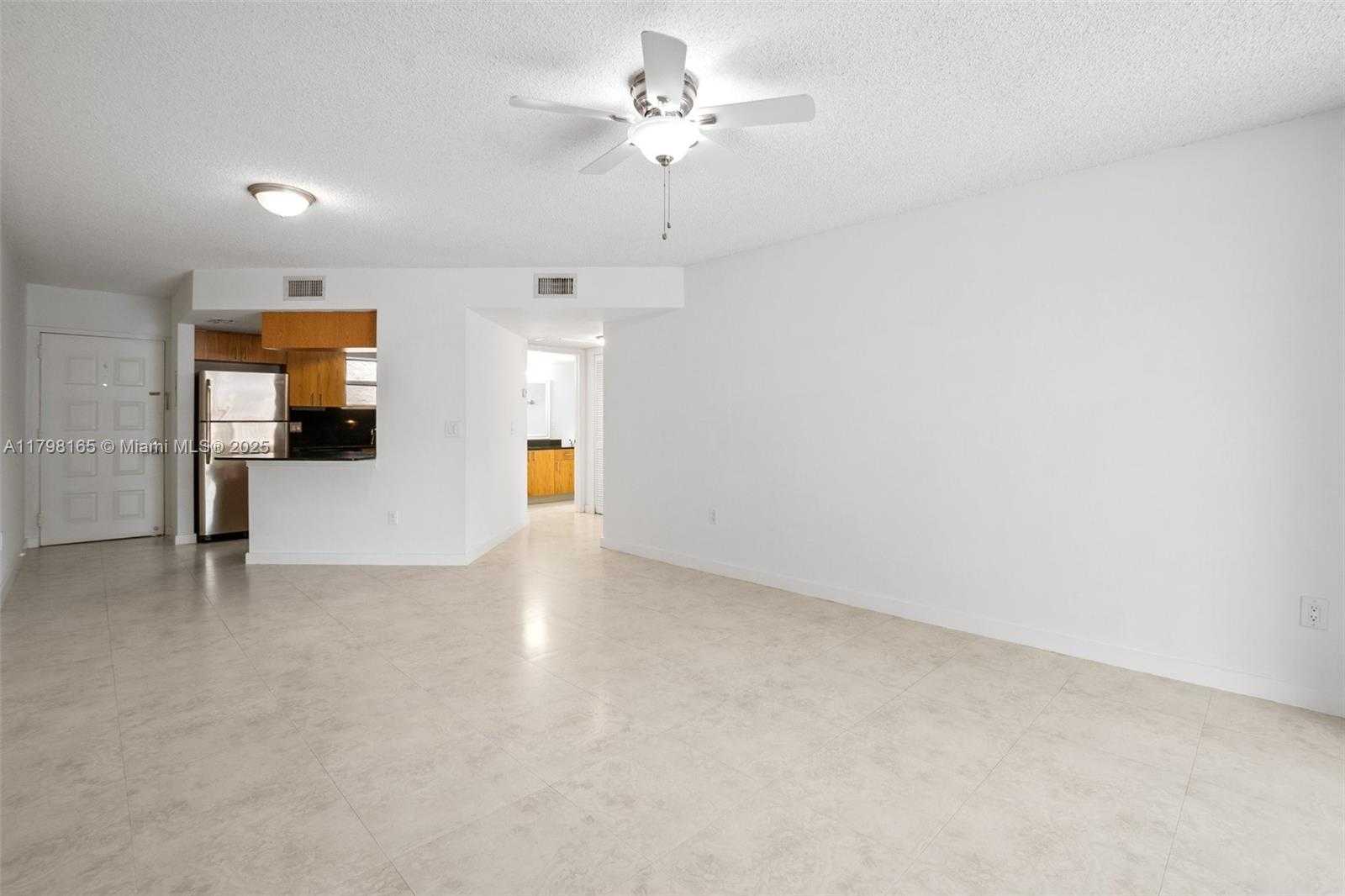 Small Image of 8373 LAKE DR #201, Doral Number 20