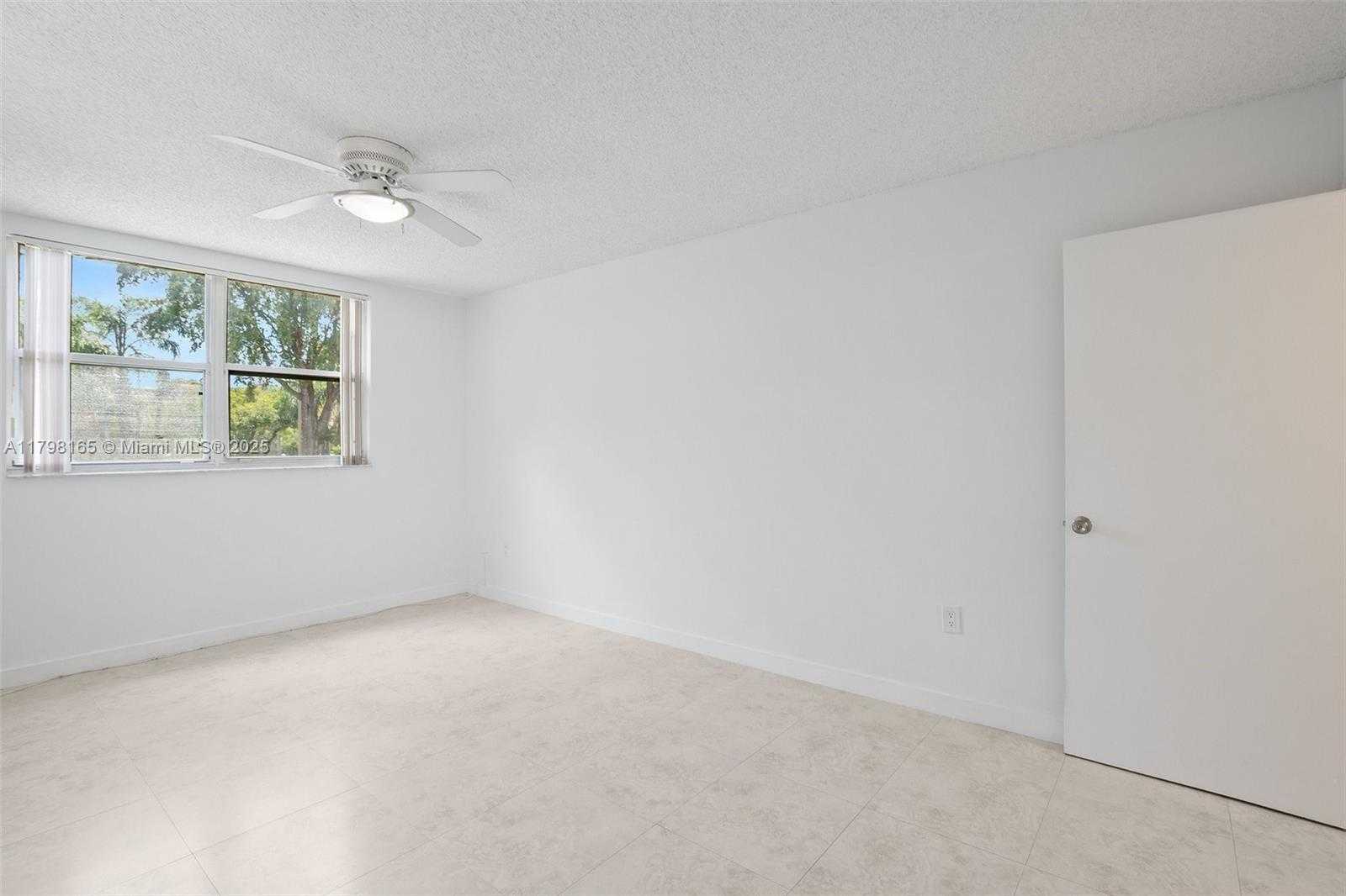 Small Image of 8373 LAKE DR #201, Doral Number 21