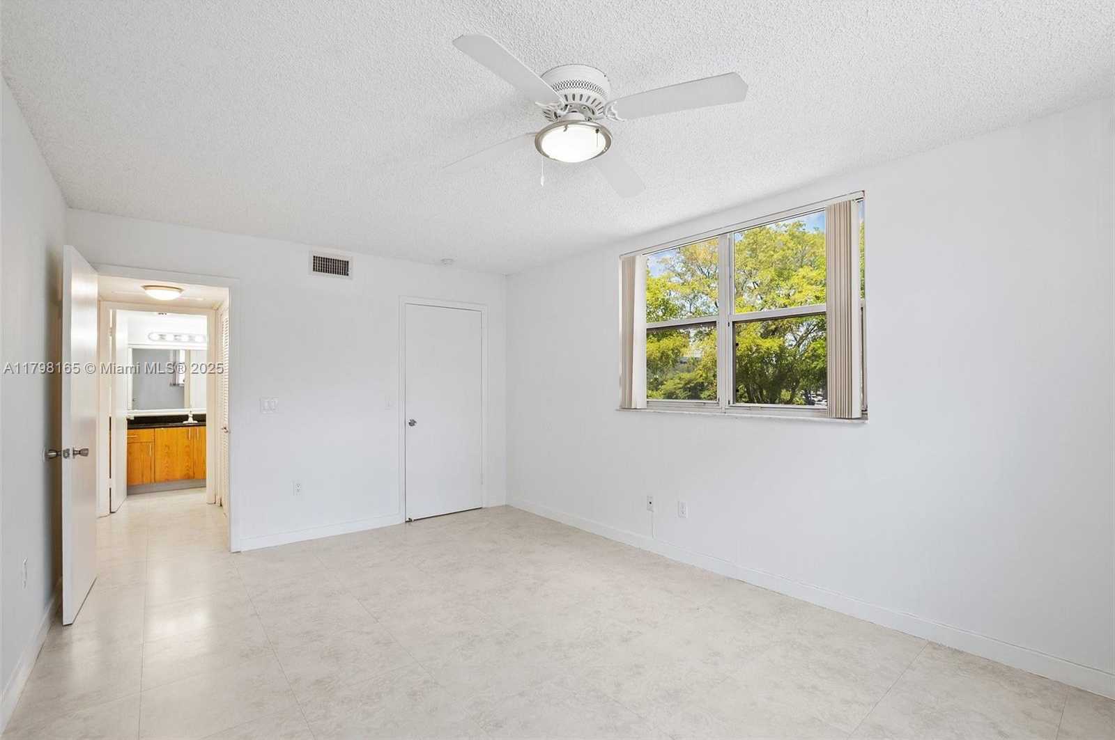 Small Image of 8373 LAKE DR #201, Doral Number 22